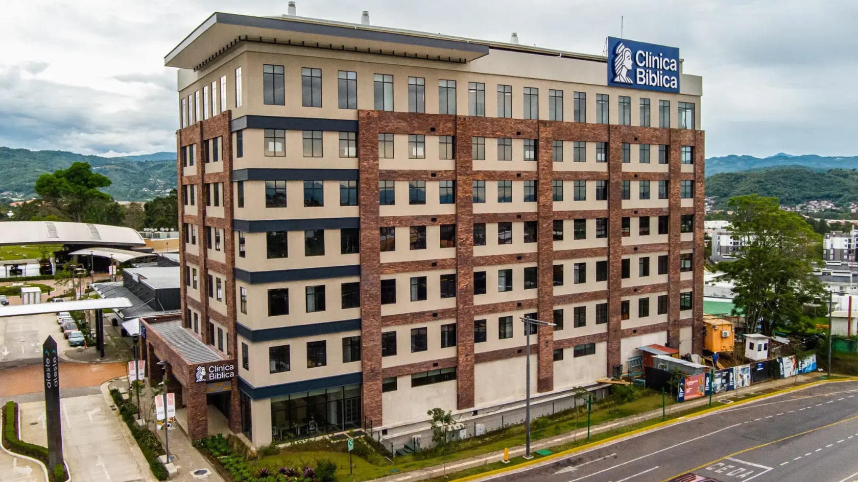 La Clínica Bíblica aparece en el ranking 2026 de los mejores hospitales privados de América Latina, con posiciones destacadas en cirugías ortopédicas y oftalmológicas.