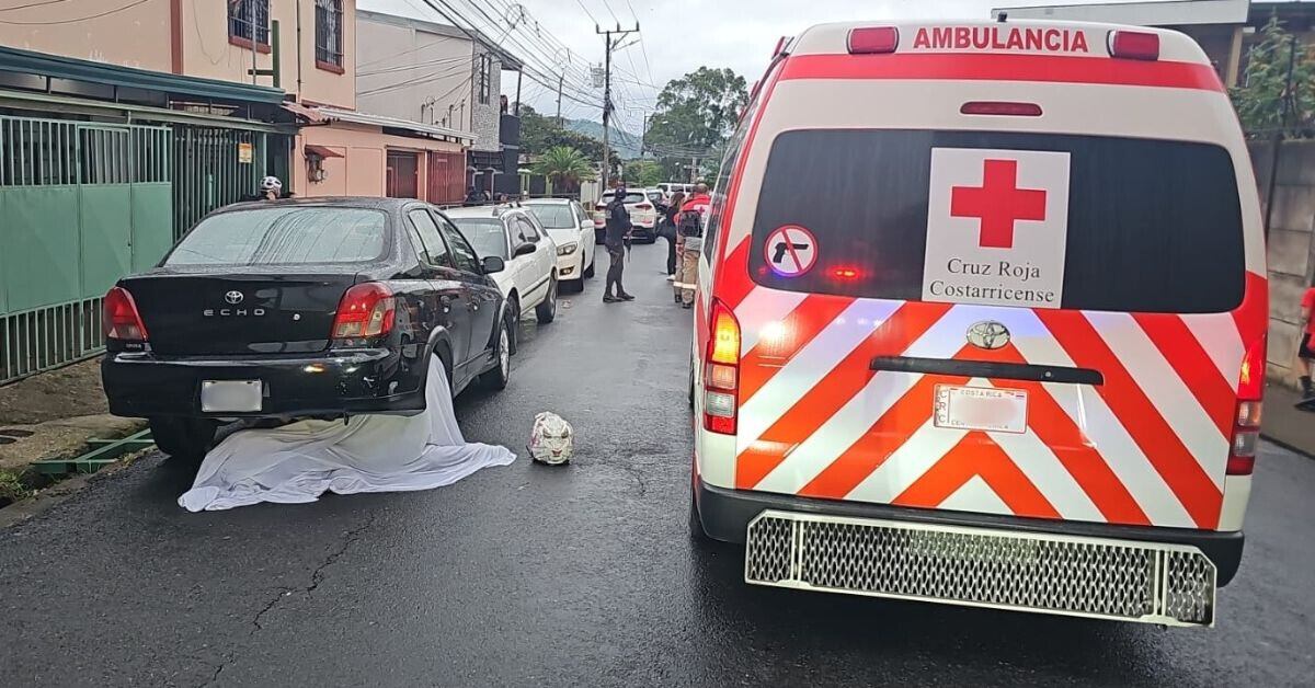 Una mujer que viajaba como acompañante en una motocicleta falleció tras colisionar contra un vehículo estacionado en La Unión de Cartago. En apariencia, el conductor de la moto se dio a la fuga. (Foto: suministrada por Keyna Calderón, corresponsal GN)