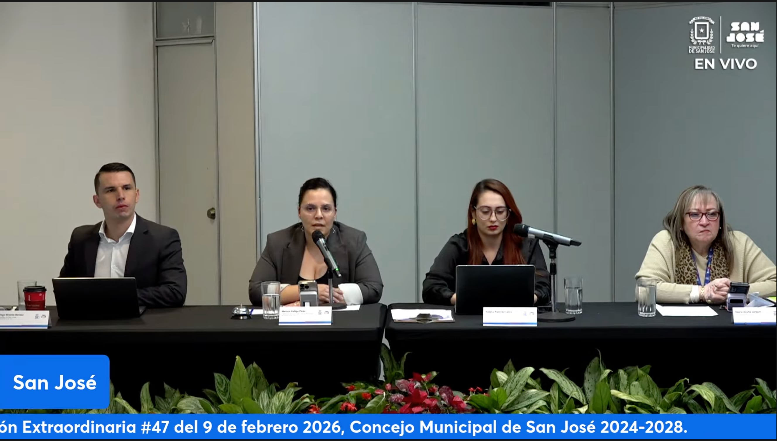 La presidenta del Concejo Municipal de San José, Mariana Zúñiga Pérez (segunda de izquierda a derecha), sostuvo que el informe de la Procuraduría de la Ética contra el alcalde (primero de izquierda a derecha) se traspapeló por un error material y no por una decisión deliberada.