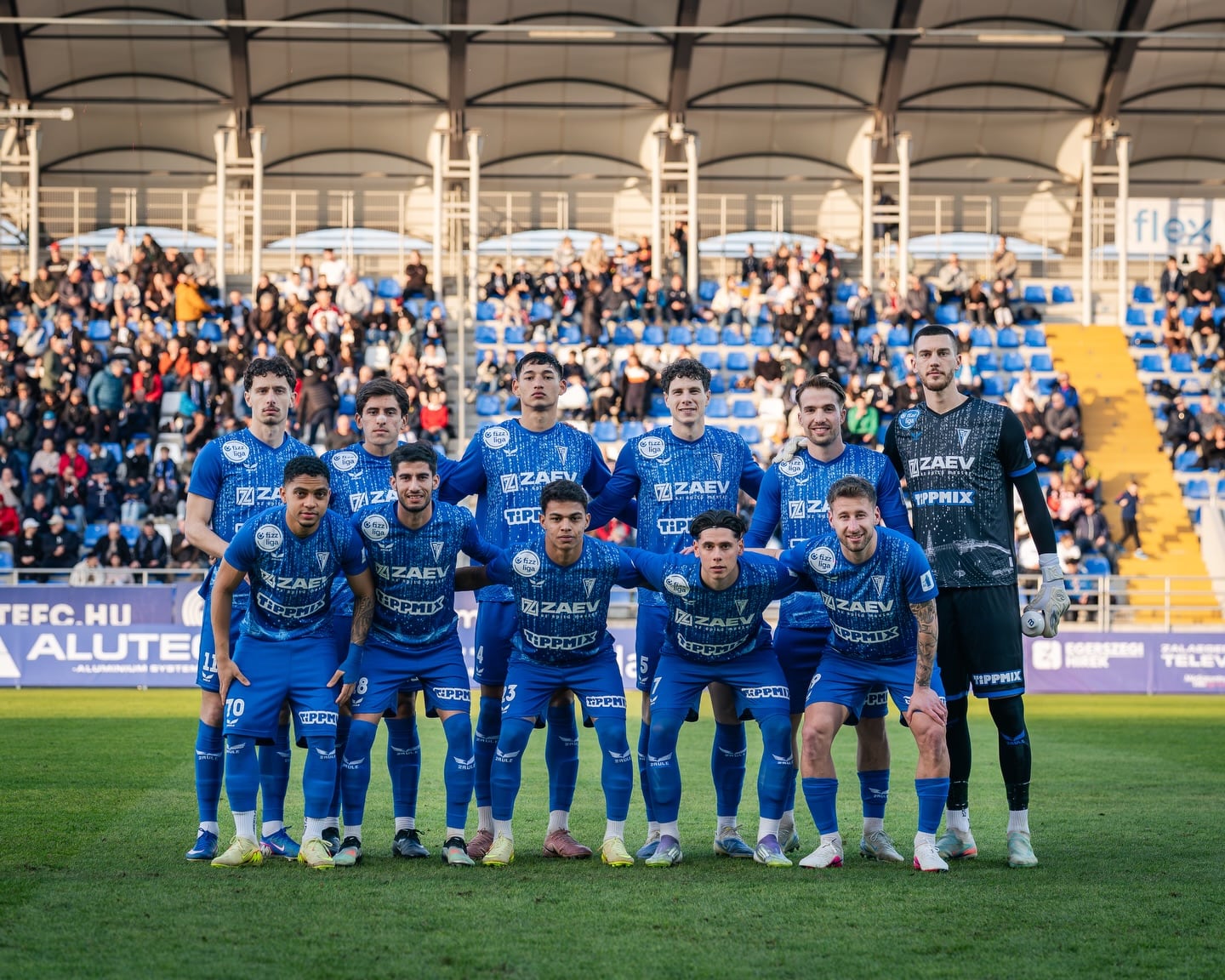 Joseth Peraza (arriba, tercero de izq. a der) es titular en su equipo, el Zalaegerszeg de Hungría.