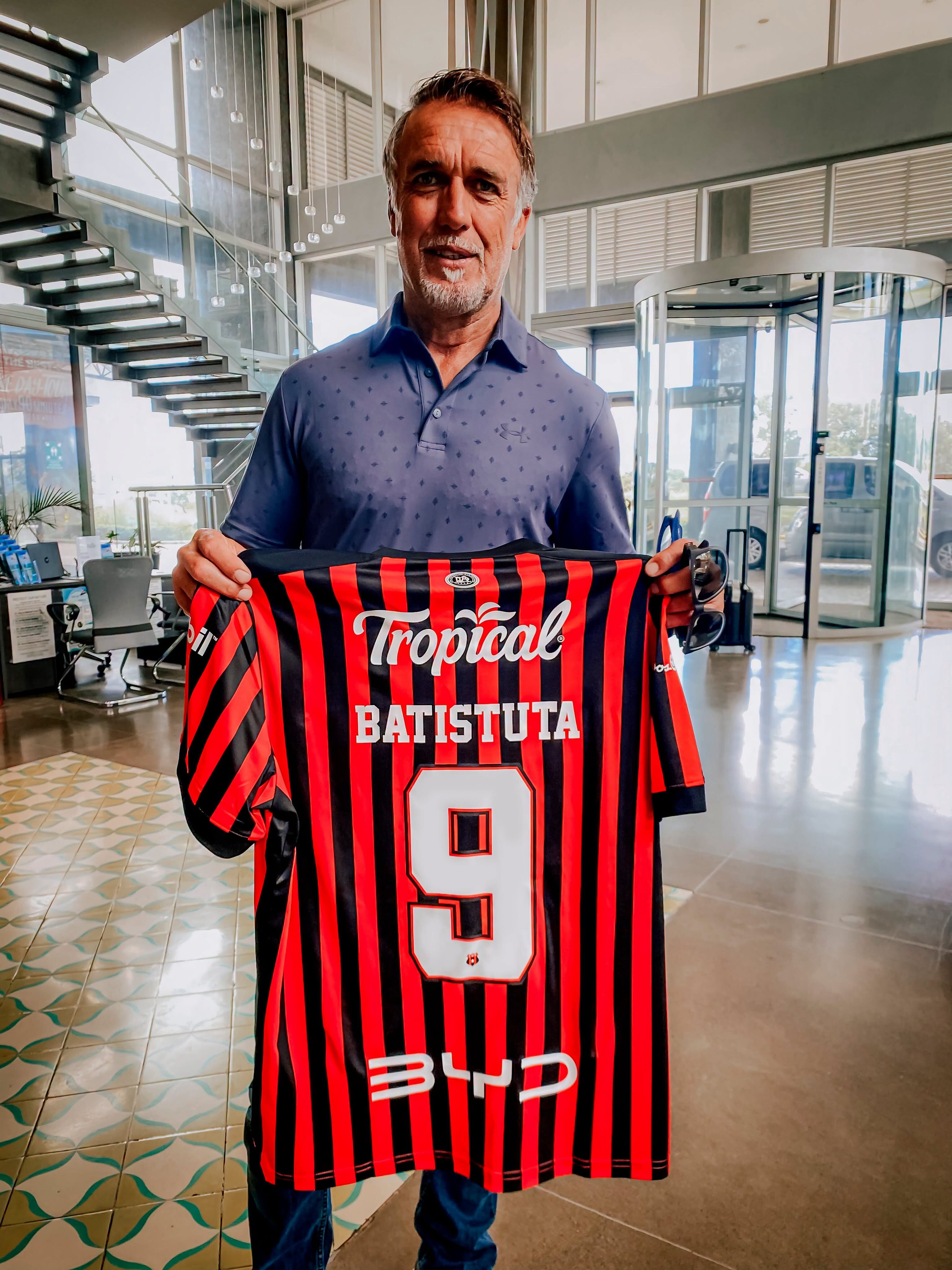 Gabriel Batistuta ahora tiene una camisa 9 de Liga Deportiva Alajuelense con su nombre.