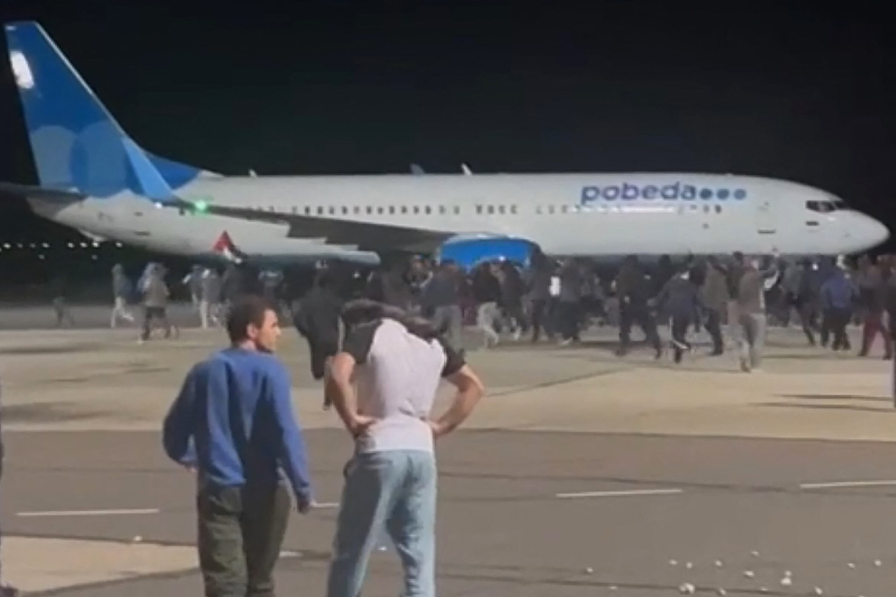Manifestantes en la zona de plataforma de un aeropuerto en Makhachkala.