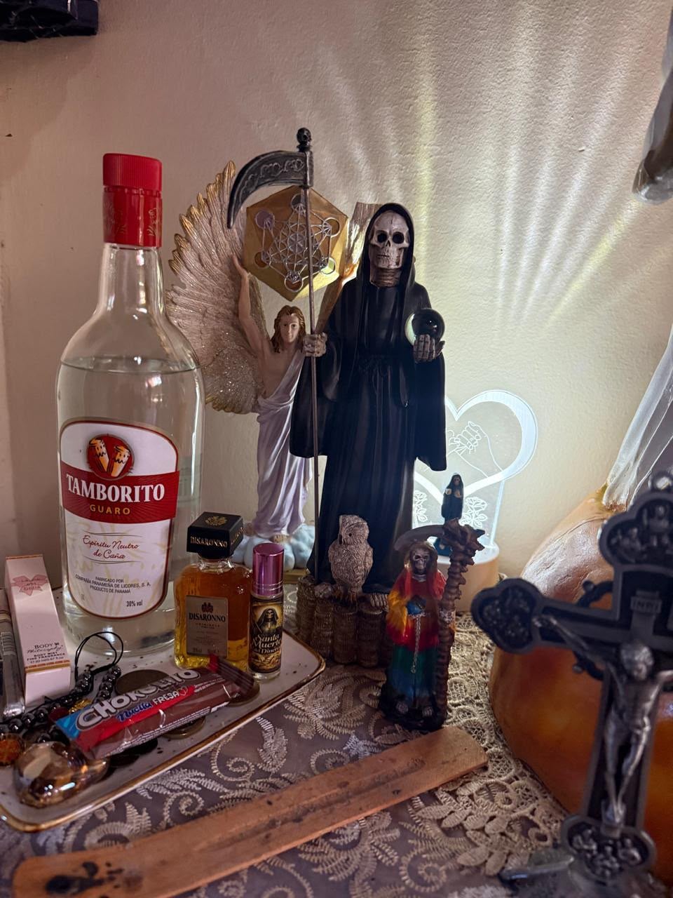 En la vivienda de una mujer de apellidos Sánchez Bolaños, sospechosa de cometer estafas con paquetes para obtener licencia de conducir, la Policía encontró dos altares a la Santa Muerte.