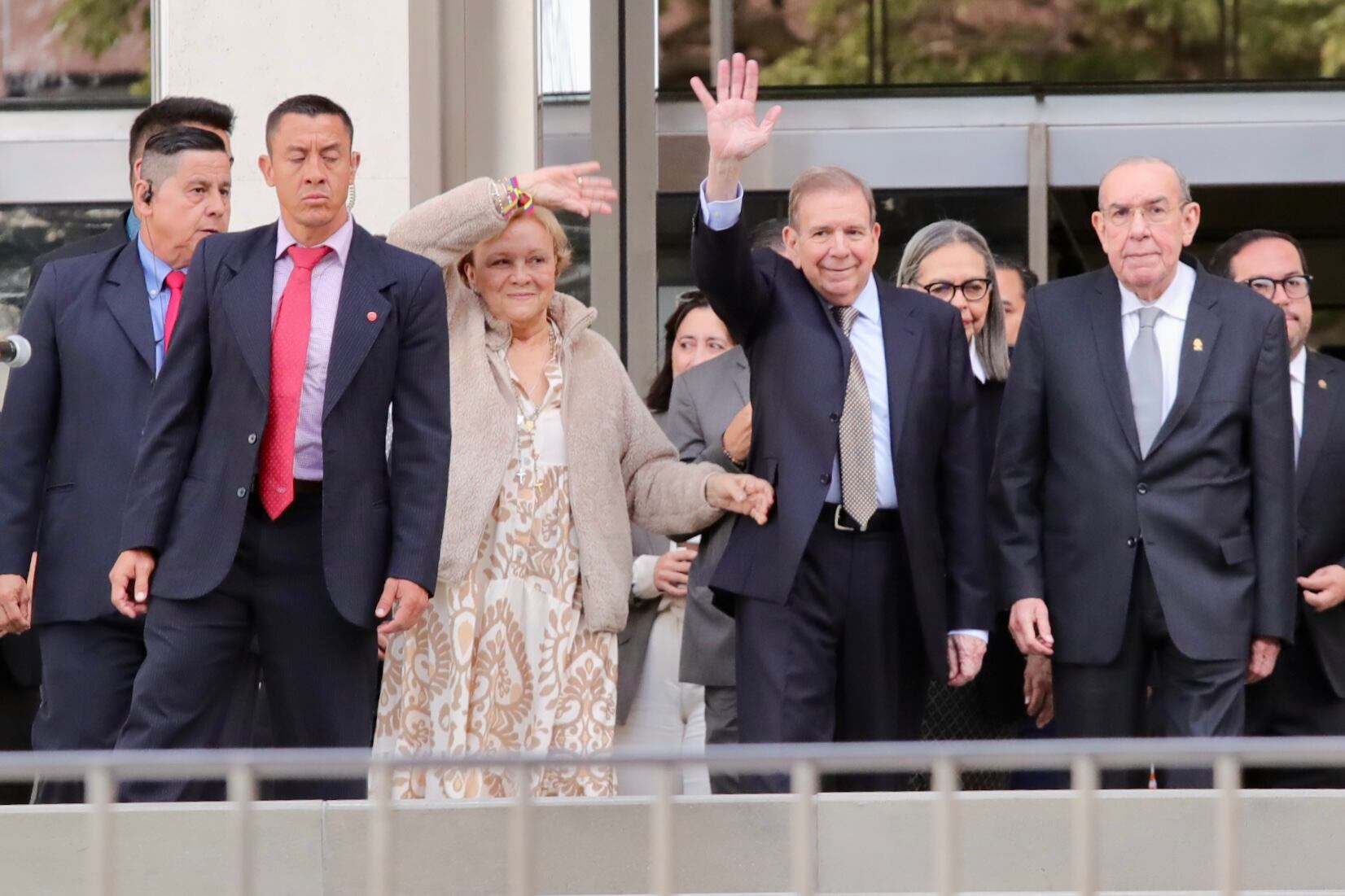 El líder opositor venezolano, Edmundo González, saludos a venezolanos en la Plaza de la Democracia. Junto a él, el presidente del Congreso costarricense, Rodrigo Arias. Foto: (Jorge Navarro para La Nacion /Jorge Navarro para La Nación y La Teja.)