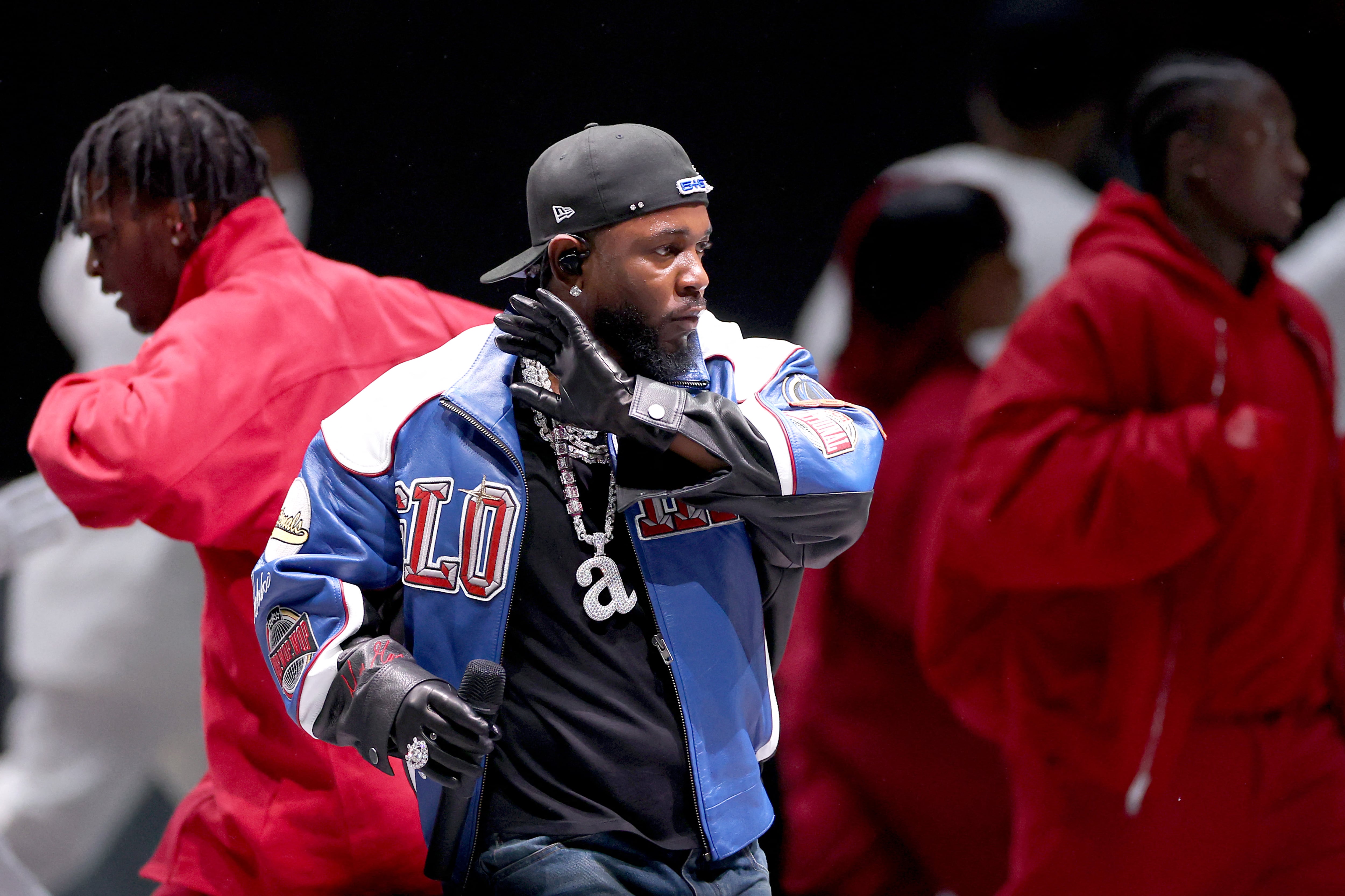 Kendrick Lamar durante el show del medio tiempo del Super Bowl 2025.