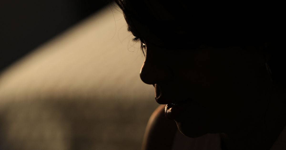 María, (nombre ficticio), una víctima de la trata sexual originaria de América Latina, habla durante una entrevista con AFP en Tirana el 1 de agosto de 2025. Después de pasar 7 meses y ser liberada de prisión, ella y otras víctimas son alojadas en un refugio administrado por el centro Vatra, que apoya a sobrevivientes de violencia, mientras esperan la liberación de sus pasaportes, bloqueados por la policía, para poder abandonar el país.