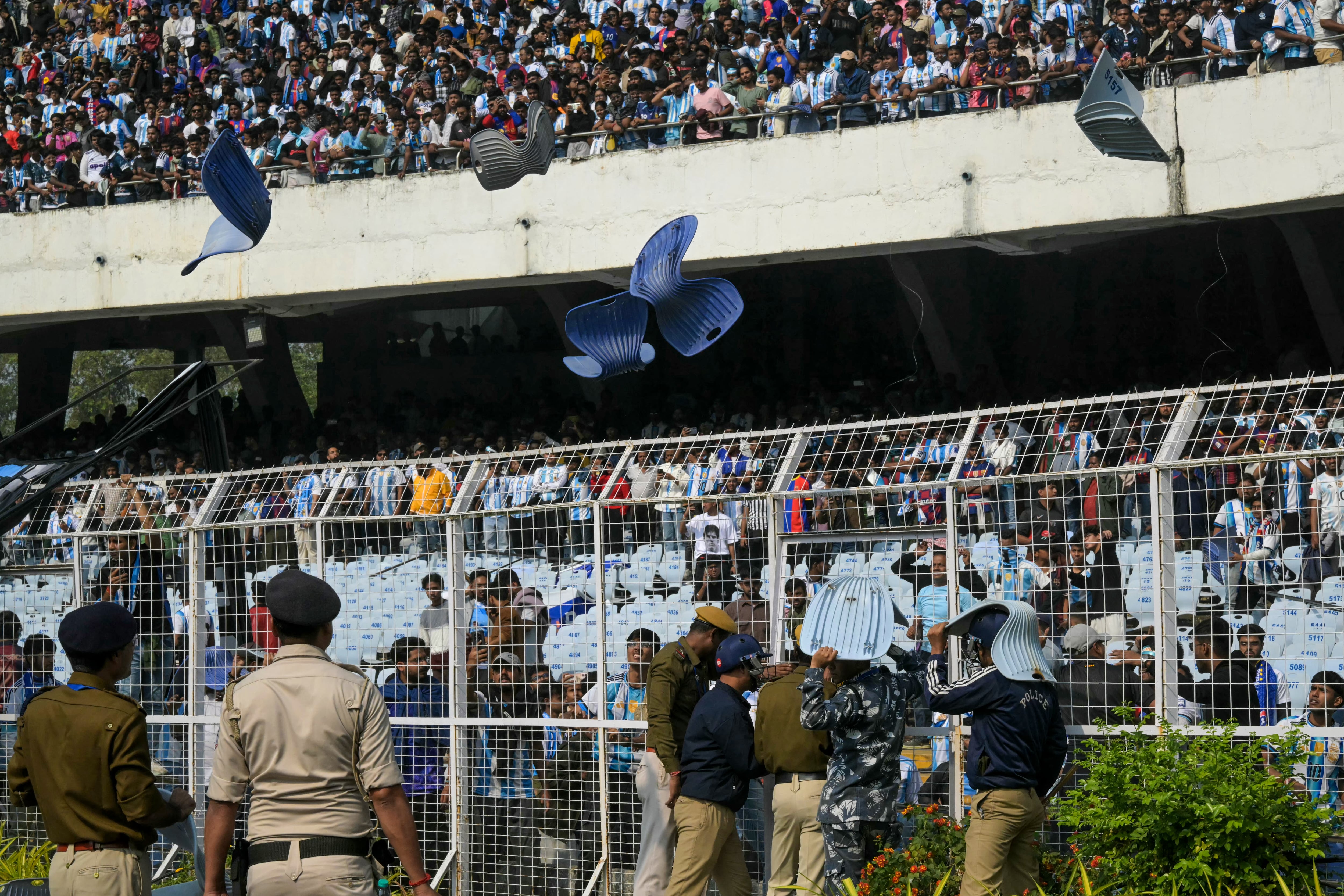 Aficionados manifestaron su enojo en las gradas del estadio tras la breve aparición de Messi en Calcuta.