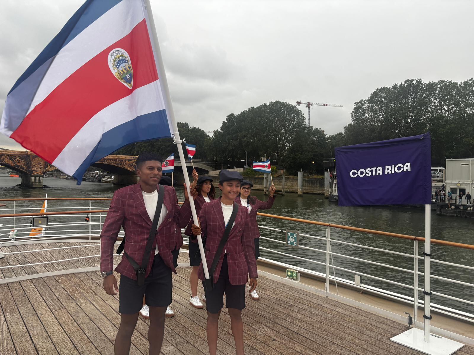 Gerald Drummond y Milagro Mena le muestran la bandera de Costa Rica al mundo en la inauguración de los Juegos Olímpicos París 2024.