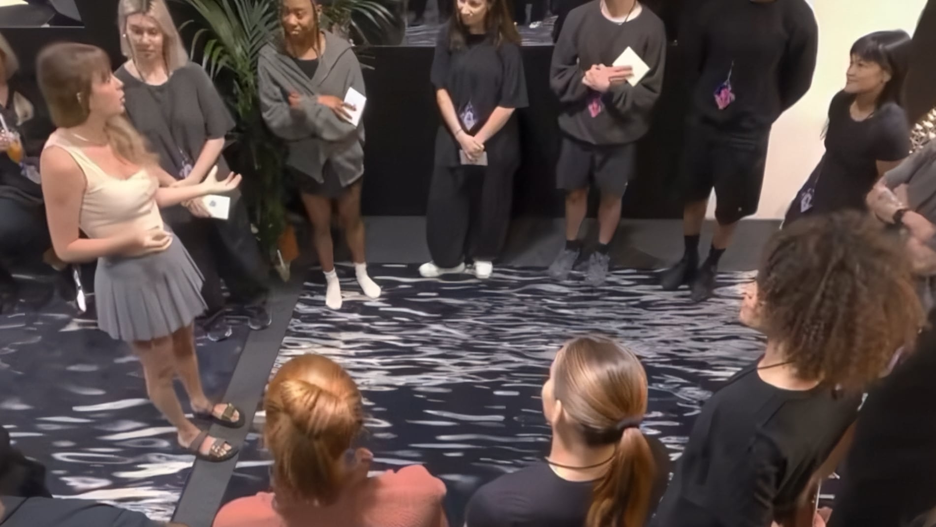 El documental de Disney+ mostró el instante en que el equipo de Swift recibió un bono millonario.