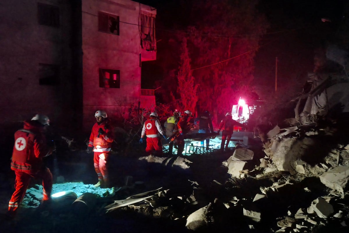 Equipos de emergencia buscan sobrevivientes en el lugar de un ataque aéreo israelí que tuvo como objetivo la localidad libanesa de Choukine, en el sur del país, el 9 de abril de 2026.