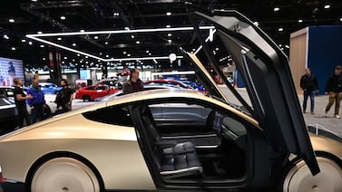 Tesla lanza su Cybercab, un robotaxi sin volante ni pedales