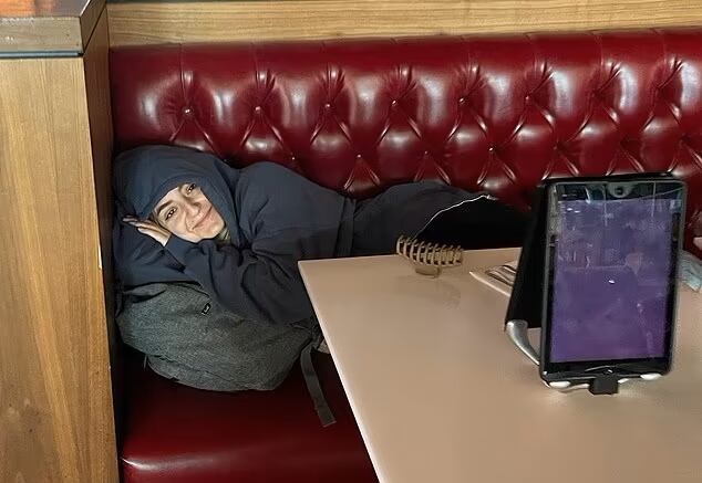 Lynne y su amiga, dos jóvenes de Nueva York, confundieron San José, California, con San José, Costa Rica, y tras múltiples escalas y contratiempos, lograron llegar al país centroamericano, donde finalmente disfrutaron sus vacaciones. El error les costó más de $1.500 adicionales por persona.