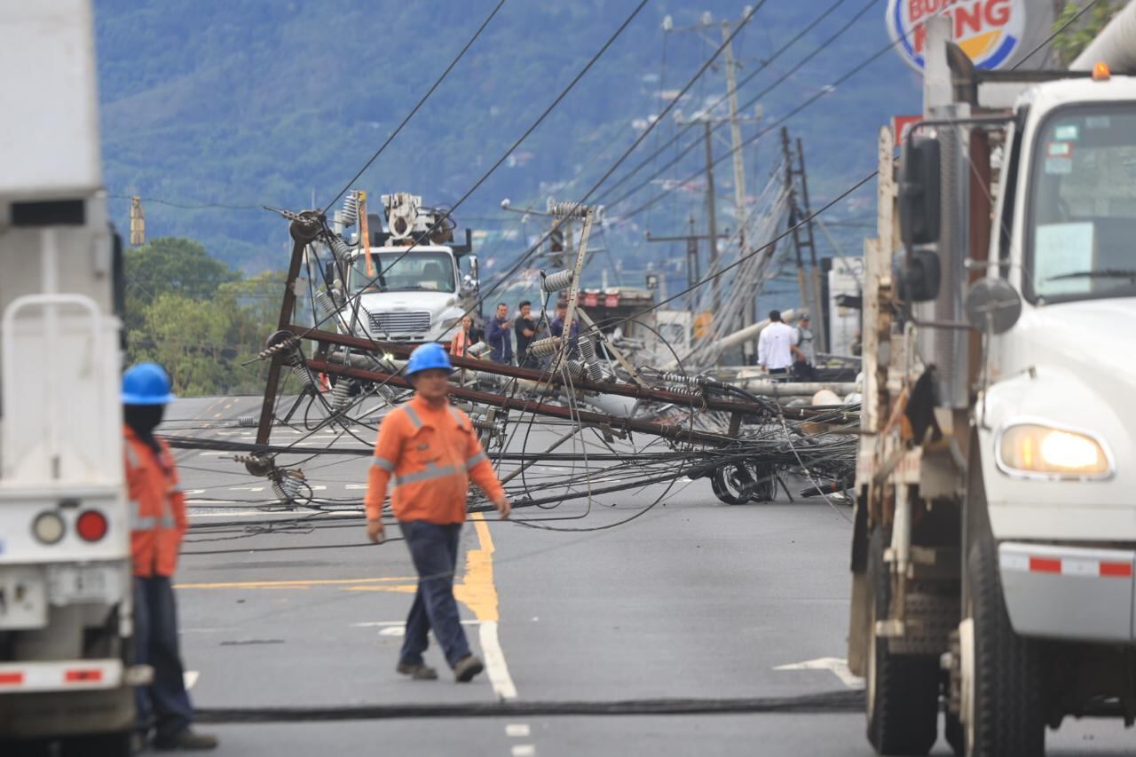 Paso cerrado en Curridabat: tráiler arrastró cables y derribó ocho postes de Plaza del Sol a Colegio de Ingenieros y Arquitectos