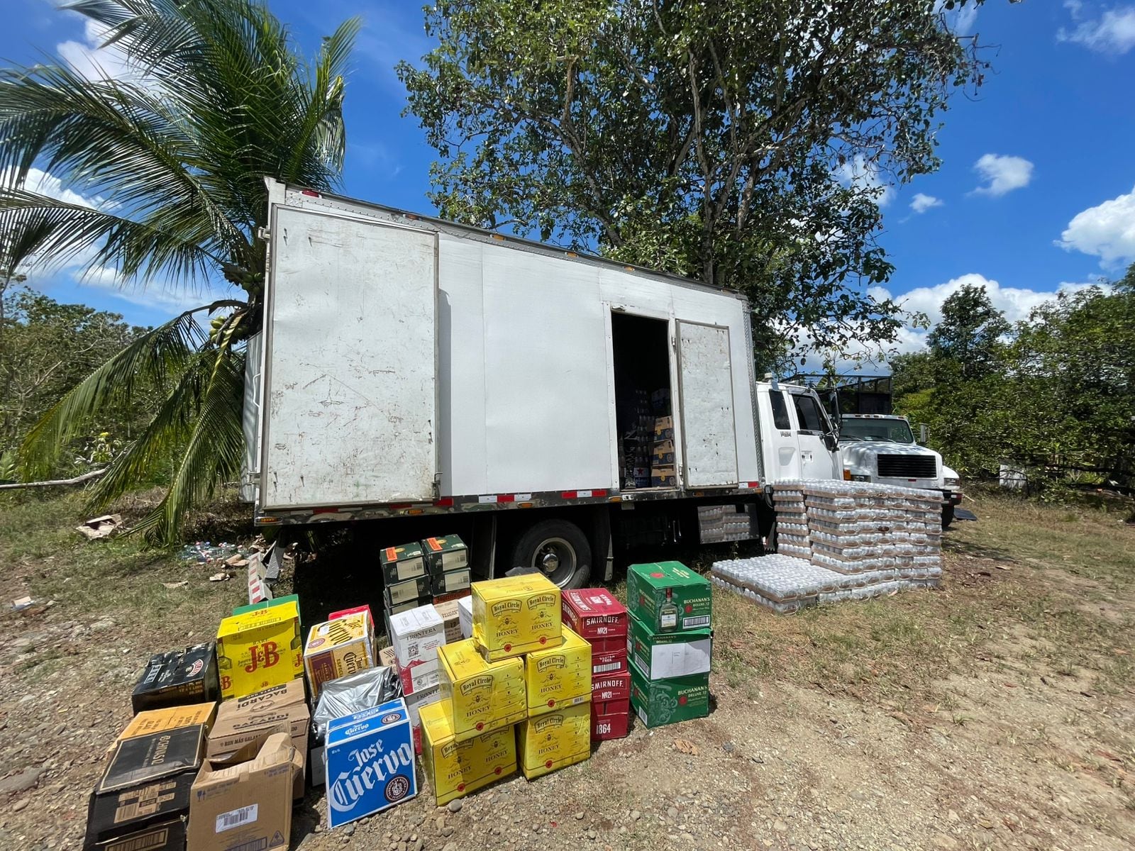 Policía de Control Fiscal decomisó un cargamento de 30.000 unidades de licor de contrabando.