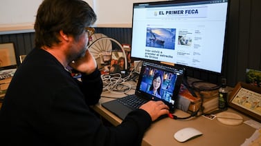 ‘Escrito por nadie, leído por todos’, anuncia primer sitio de noticias hecho por IA en Argentina