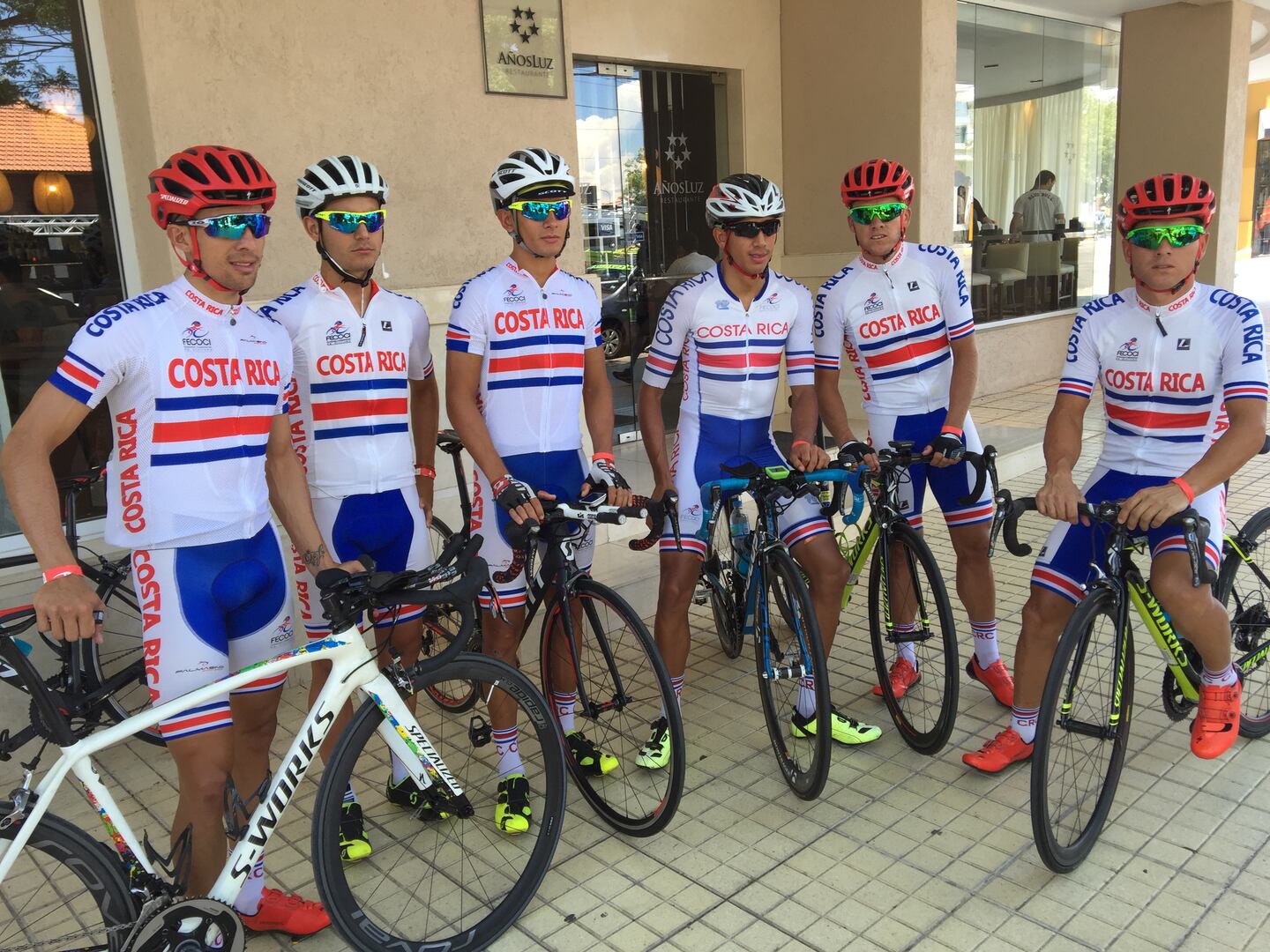 Román Villalobos, Josué González, Paul Betancourt, Pablo Mudarra, César Rojas y Juan Carlos Rojas salieron a entrenarse durante tres horas este sábado. 