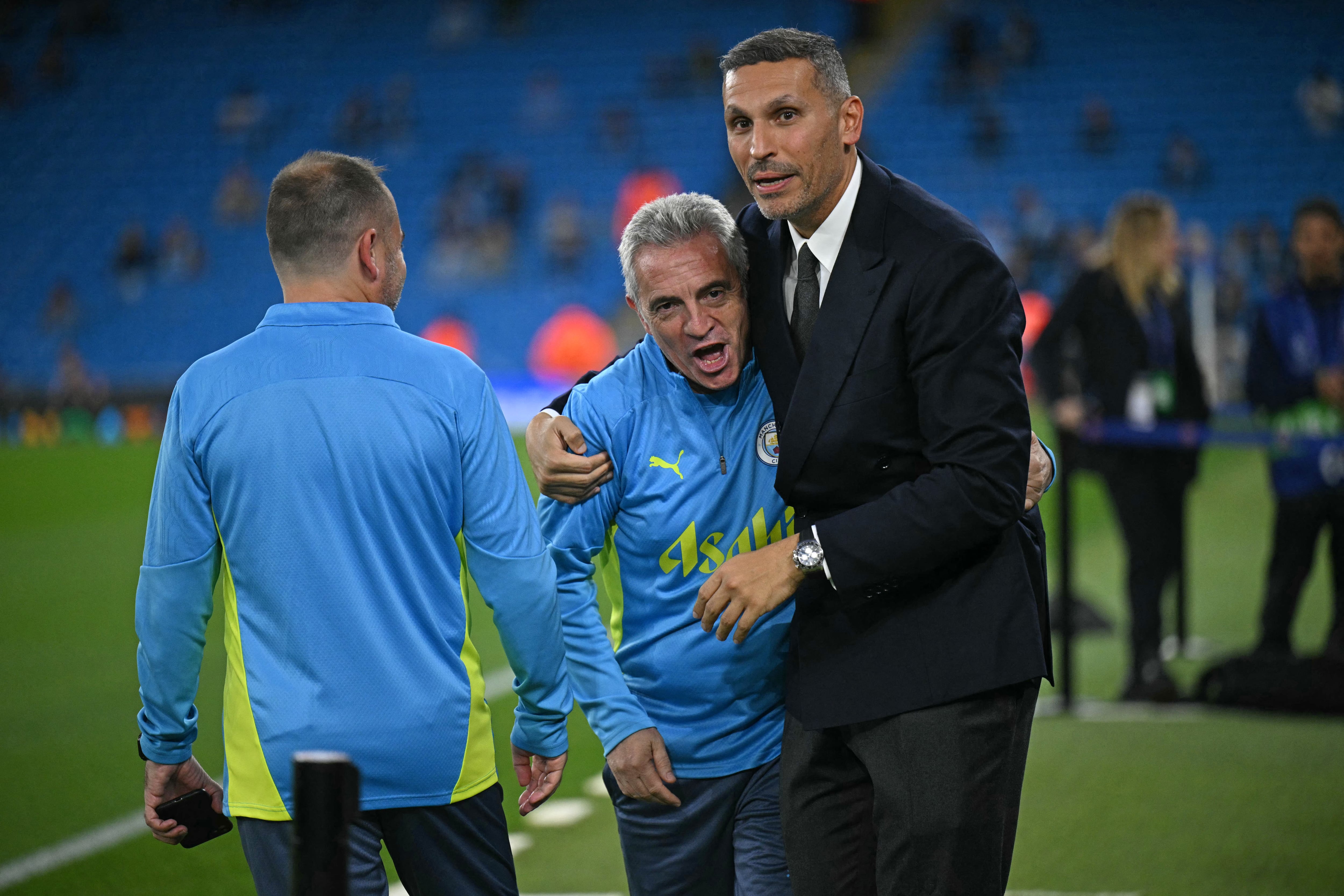 El presidente del Manchester City, Khaldoon al-Mubarak, aquí celebrando con el cuerpo técnico tras un partido de Champions League del 2024. El club atraviesa una investigación por presuntos incumplimientos del fair play financiero.