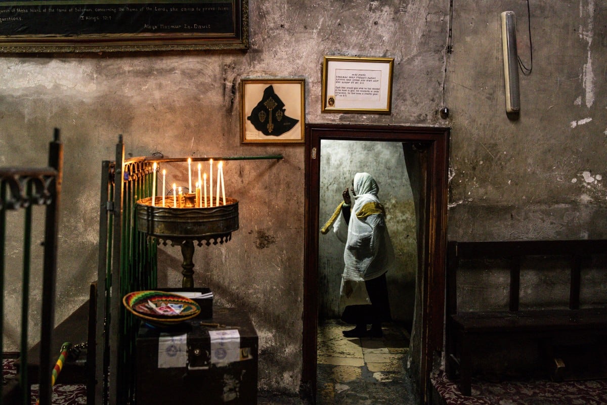 Un fiel cristiano ortodoxo etíope reza dentro de la Iglesia del Santo Sepulcro, en la Ciudad Vieja de Jerusalén, el 27 de enero de 2026.