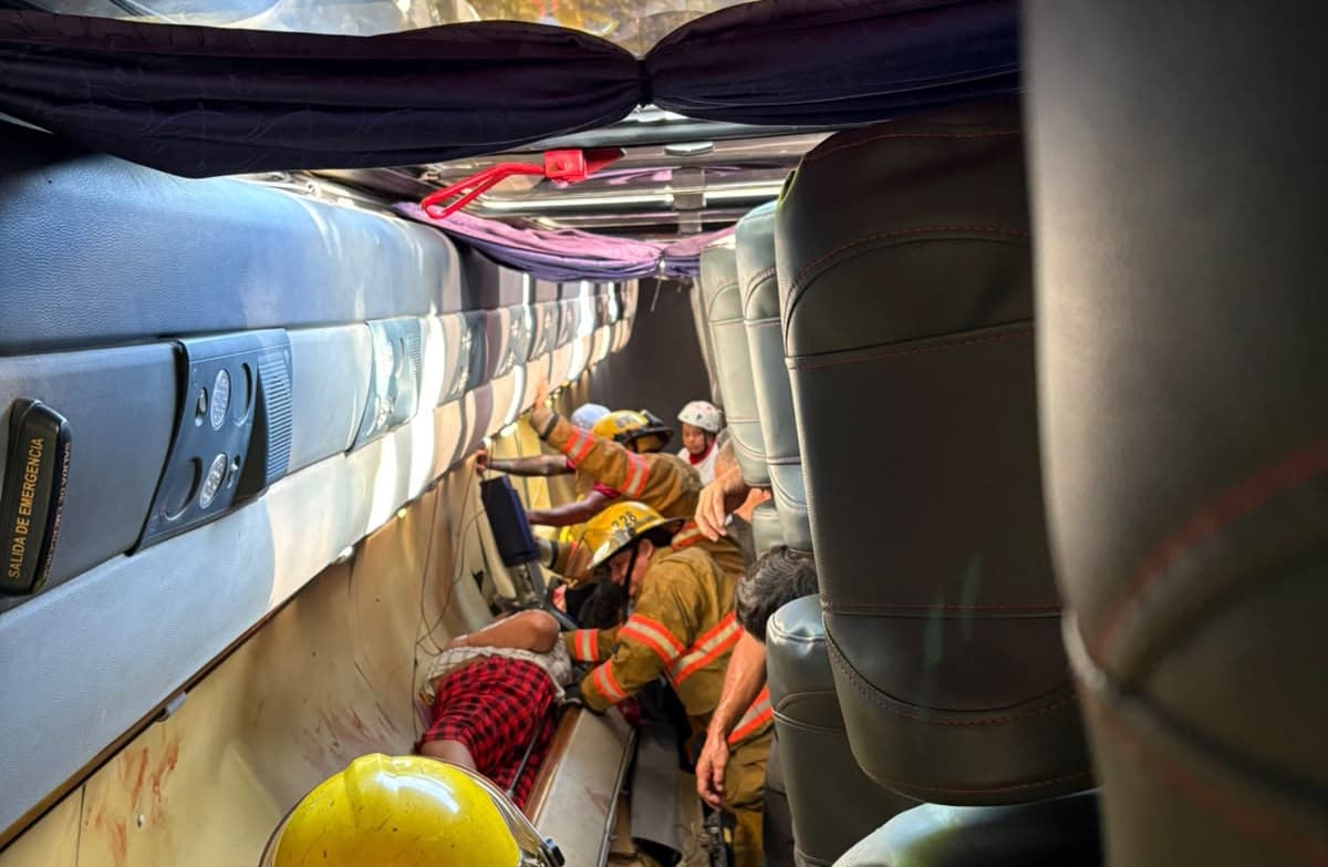 Personal de Bomberos de Costa Rica dentro de la unidad accidentada en ruta 4, a la altura de Sarapiquí atendiendo pacientes.