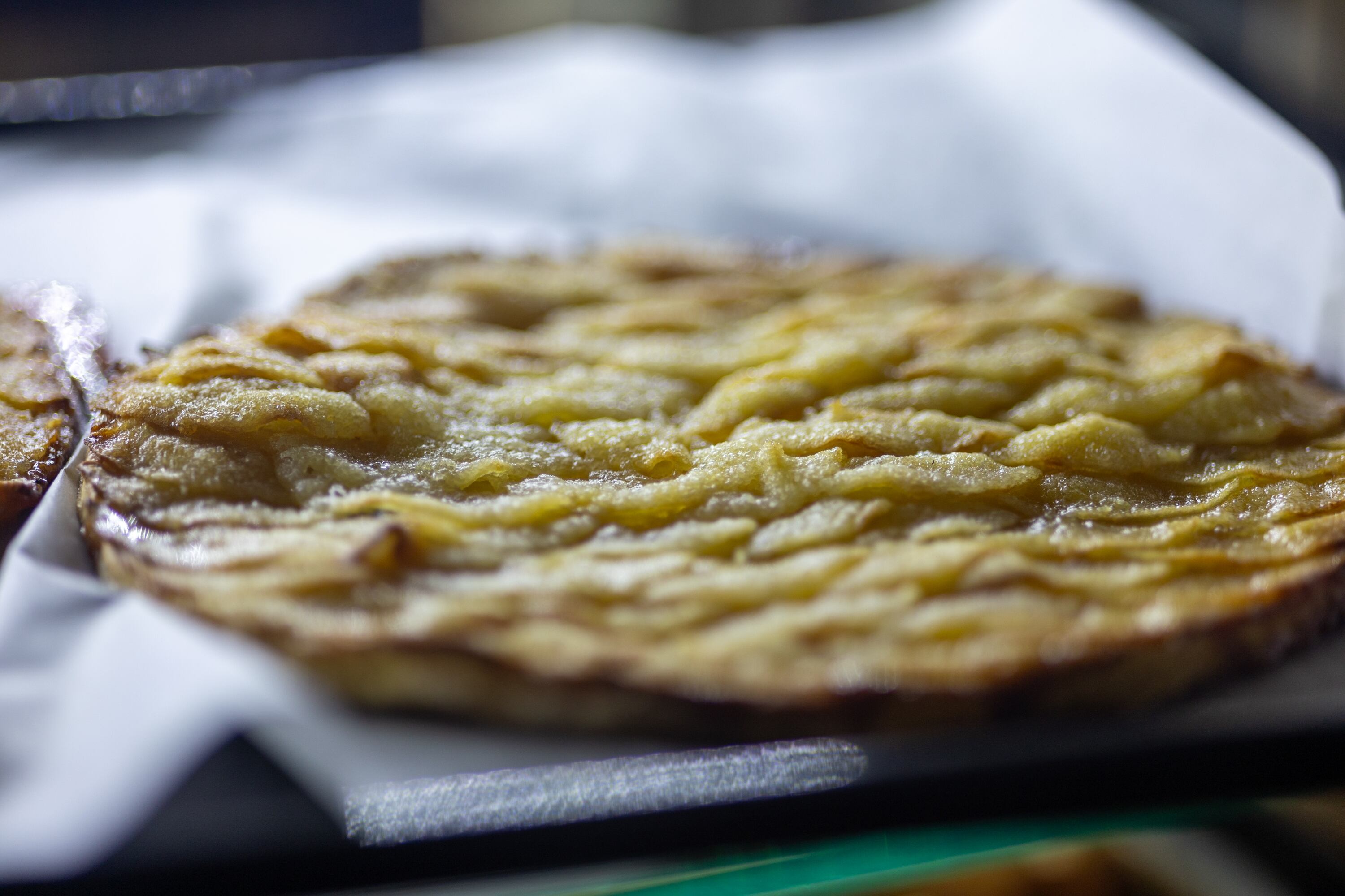 08/08/2024, San Jose, San Pedro, fotografía del local La Petit France y de sus dueños y fundadores, Zoé Castells Raust, Valerie Raust y Damien Castells.