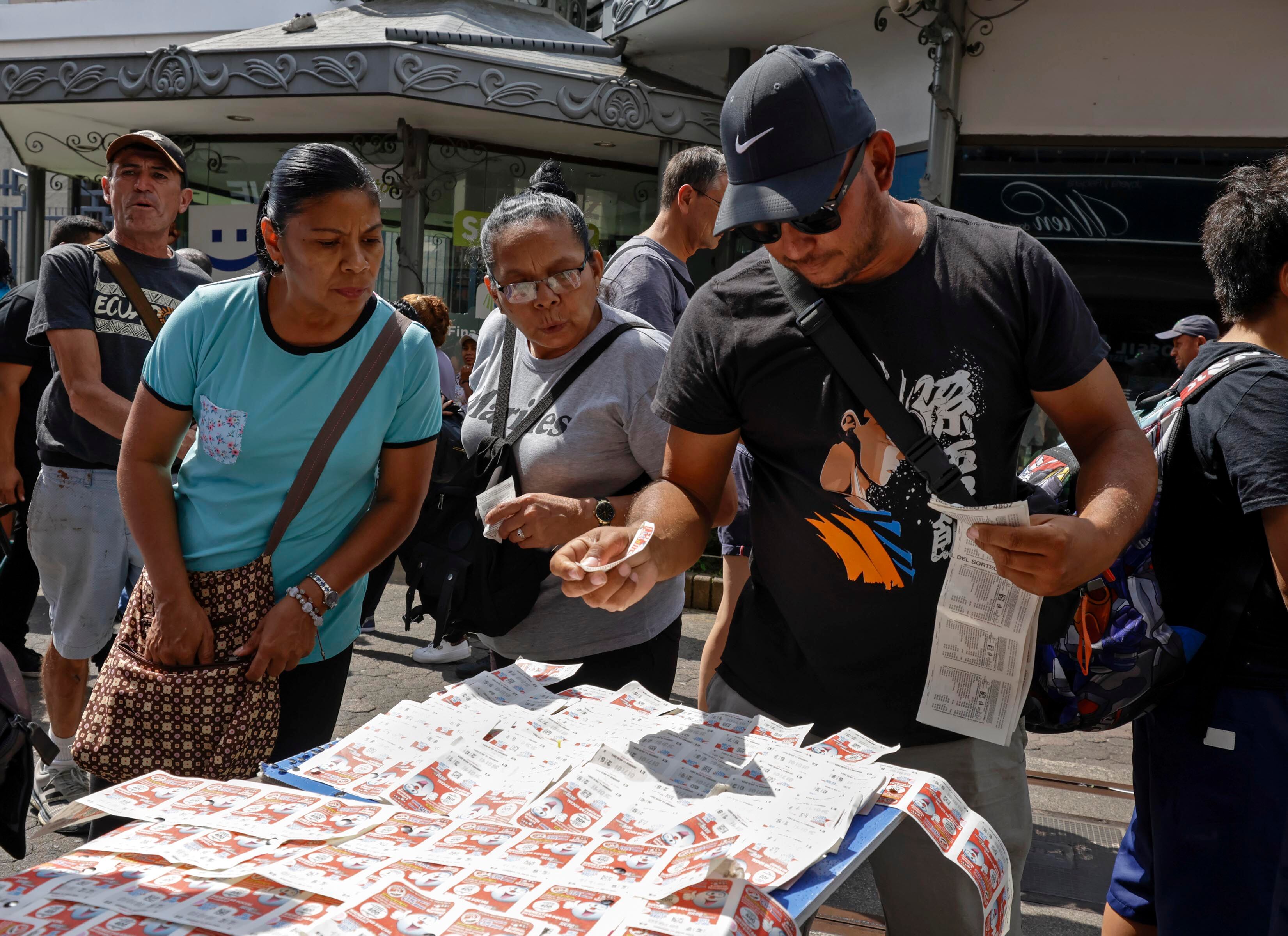 Recorrido por ventas de lotería en San José