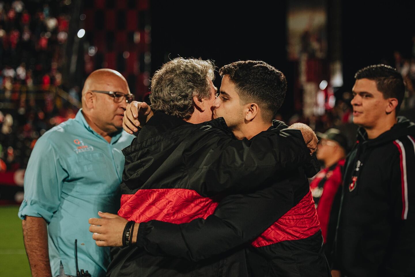 Andrés Ramírez vive un sueño al lado de su padre, Óscar Ramírez. El hijo del Macho es muy aficionado a Liga Deportiva Alajuelense.