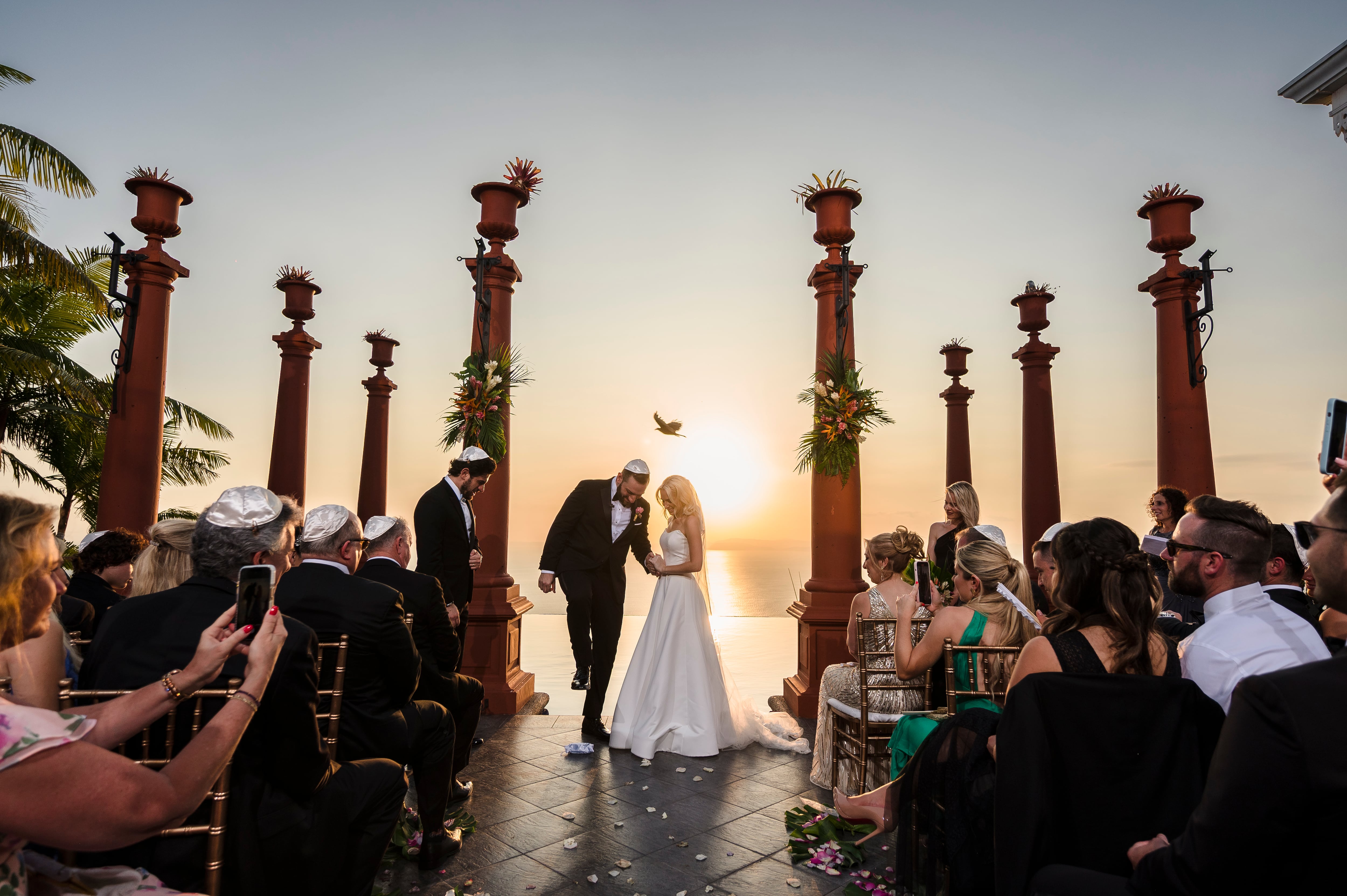 Mauricio Ureña captó este momento como uno de sus favoritos cuando un ave pasa en medio de los recién casados Juliana y Daniel’s.