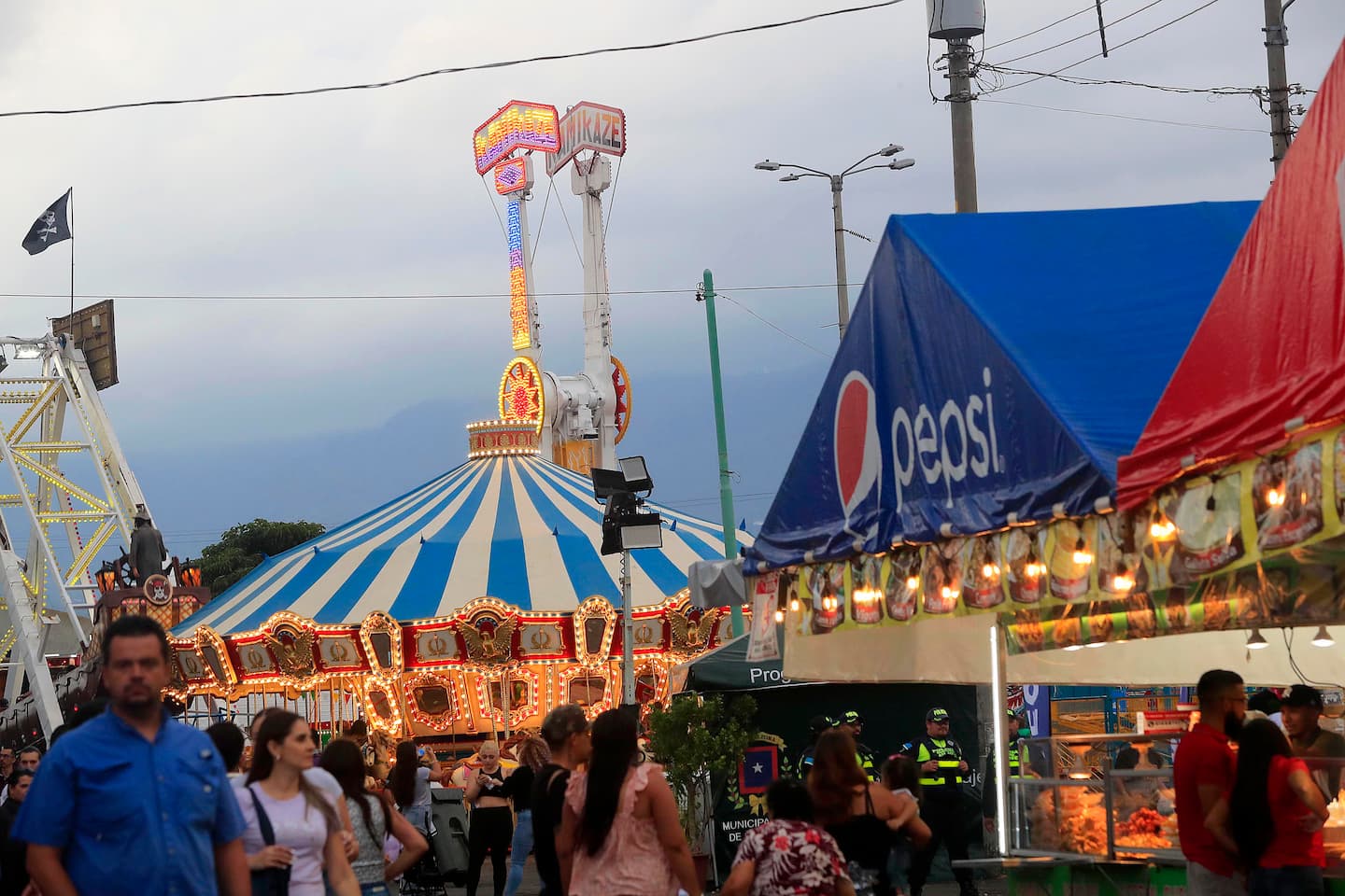 26/12/2023 Zapote. Mucho movimiento se apreció este martes, durante la tarde noche, en el campo ferial. Gran cantidad de gente disfrutó las comidas y de los juegos mecánicos.