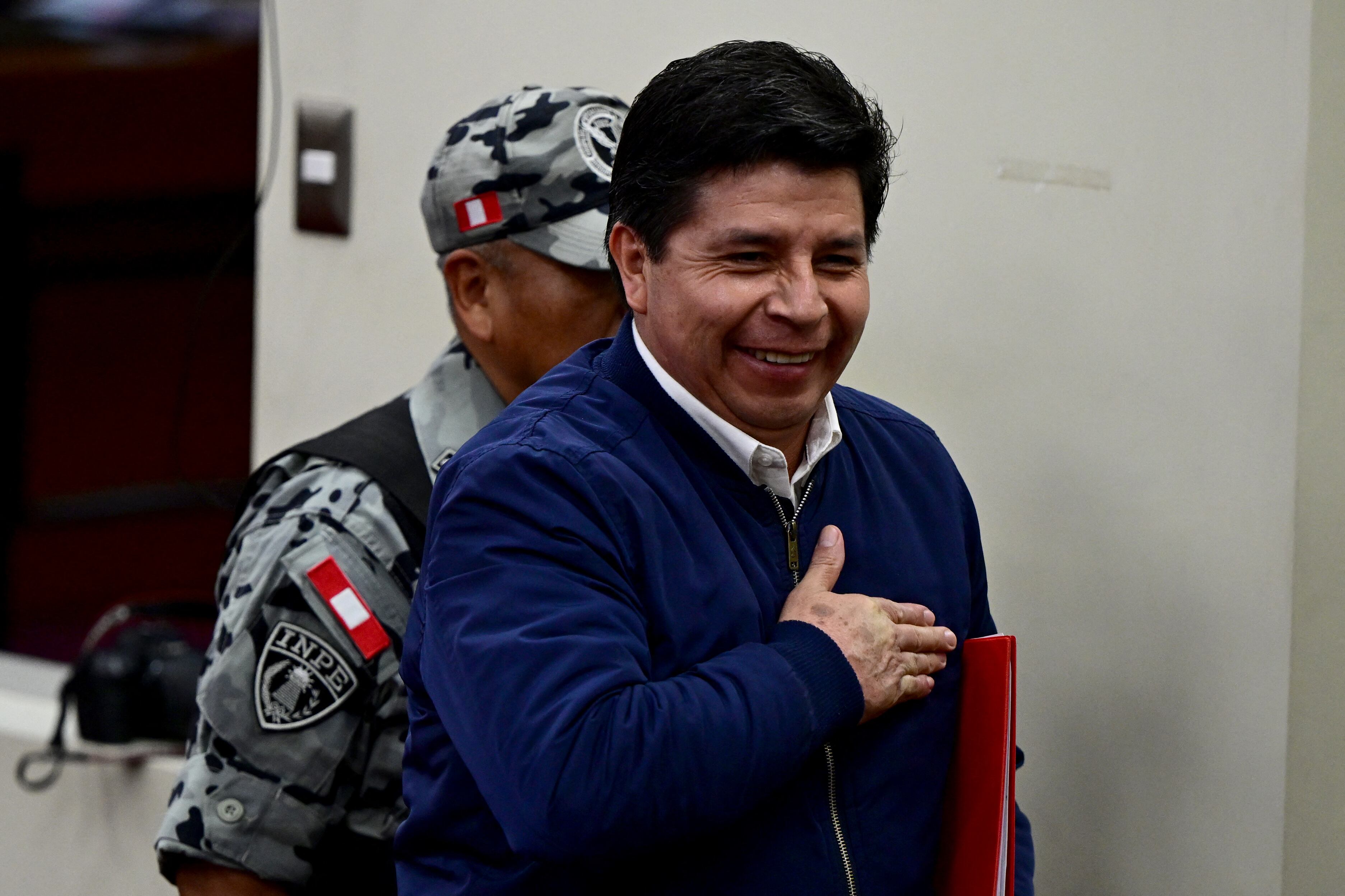El expresidente de Perú (2021-2022) Pedro Castillo gesticula en la sala de audiencias de la Dirección de Operaciones Especiales de la Policía Nacional (DINOES) durante el veredicto de su juicio en Lima el 27 de noviembre de 2025. Un tribunal peruano emitirá su veredicto el jueves en el juicio contra el expresidente de izquierda Pedro Castillo, quien fue destituido y encarcelado el mismo día en 2022 tras un intento de toma de poder. (Foto de ERNESTO BENAVIDES / AFP)