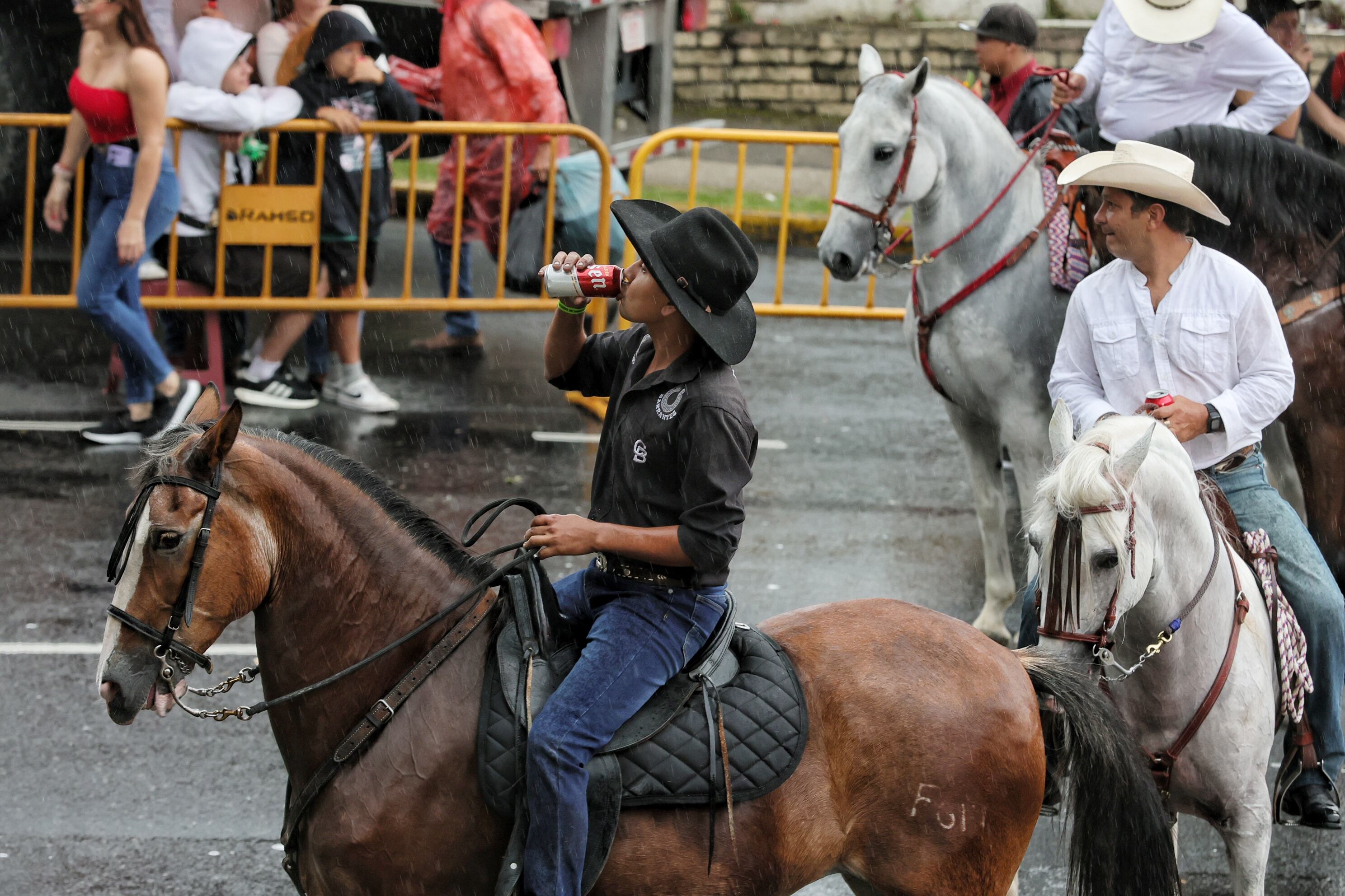 imágenes de caballistas, caballos y público en el Tope Nacional 2024 en Montes de Oca.