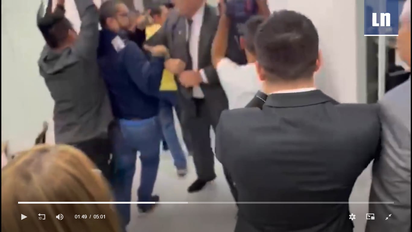 Empujones y codazos UEI prensa