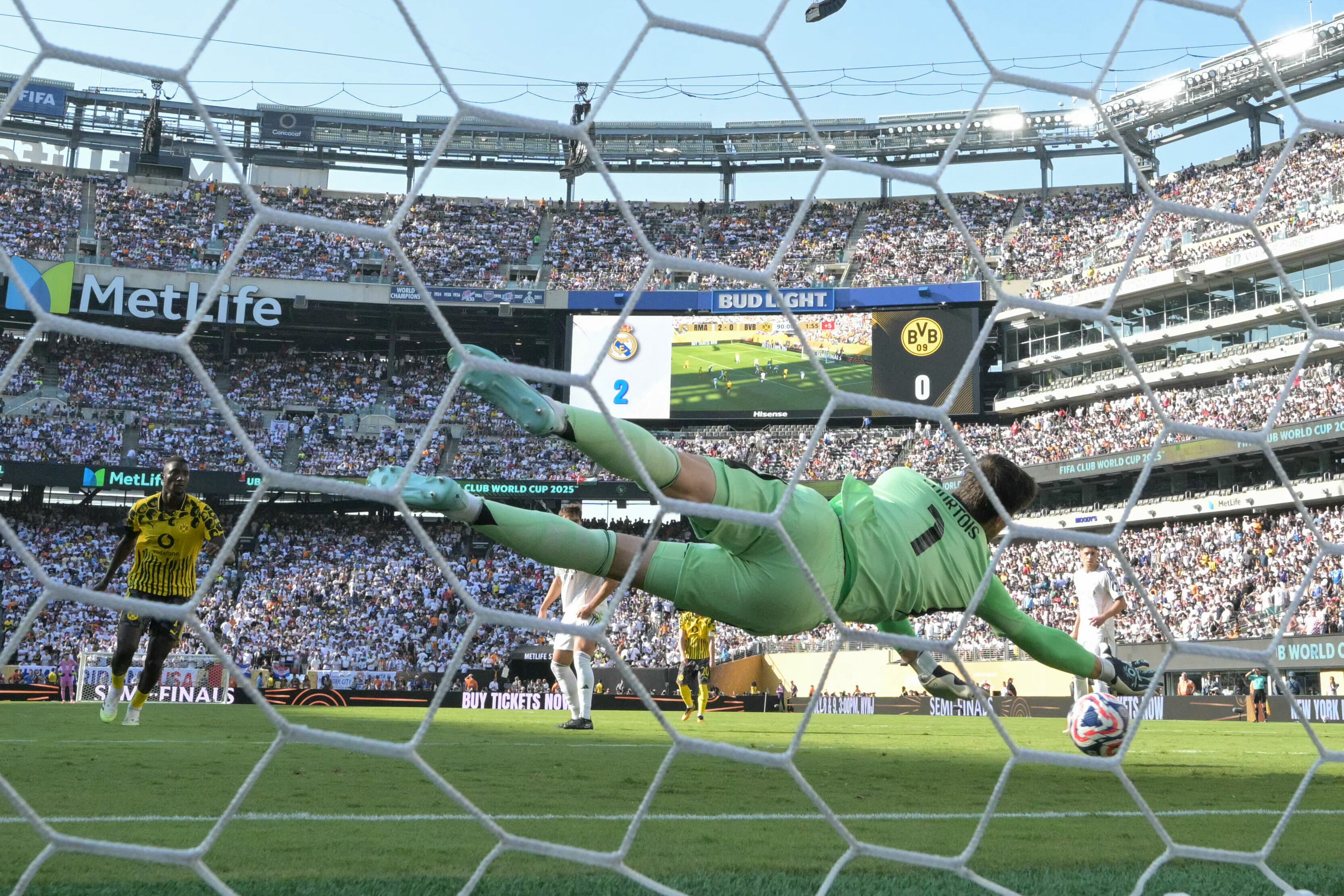 El portero belga del Real Madrid, Thibaut Courtois, concede el primer gol del Borussia Dortmund