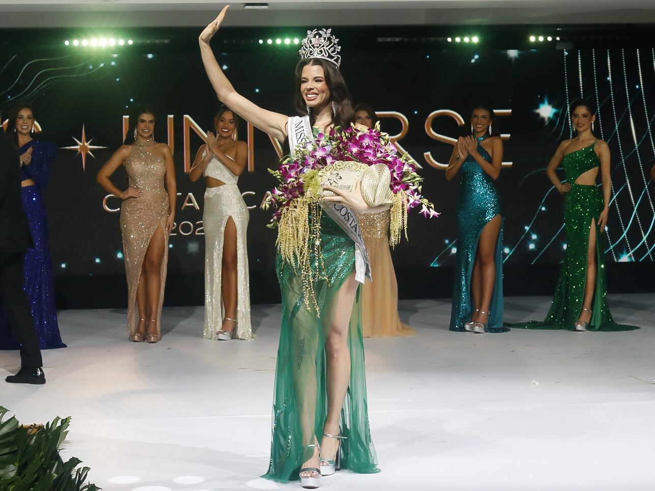 Elena Hidalgo saludando y con un ramo de flores al ser coronada como Miss Universe Costa Rica 2024.