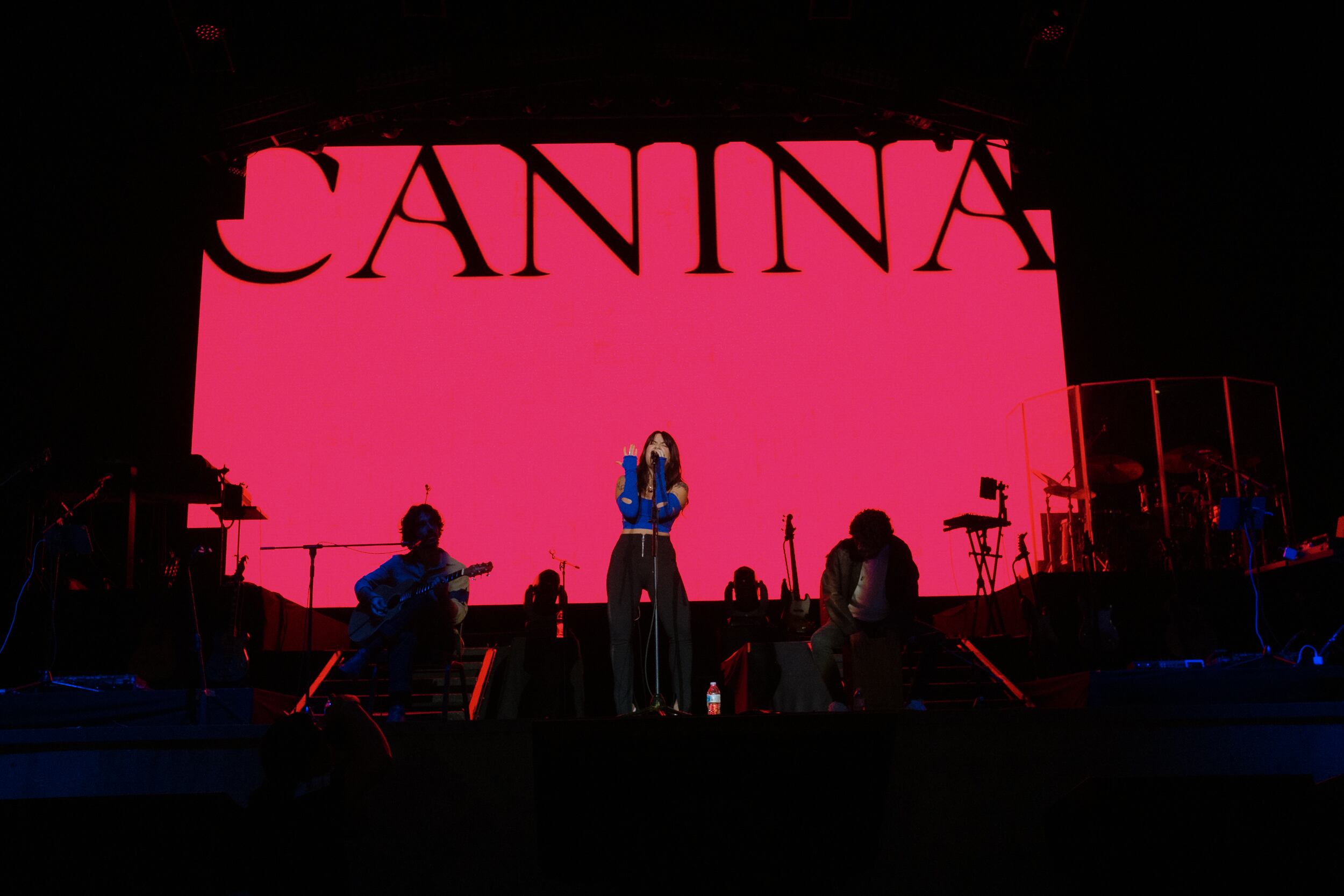 La artista Canina ha sido telonera de artistas internacionales en Costa Rica, como la puertoriqueña Kany García y la venezolana Irepelusa.