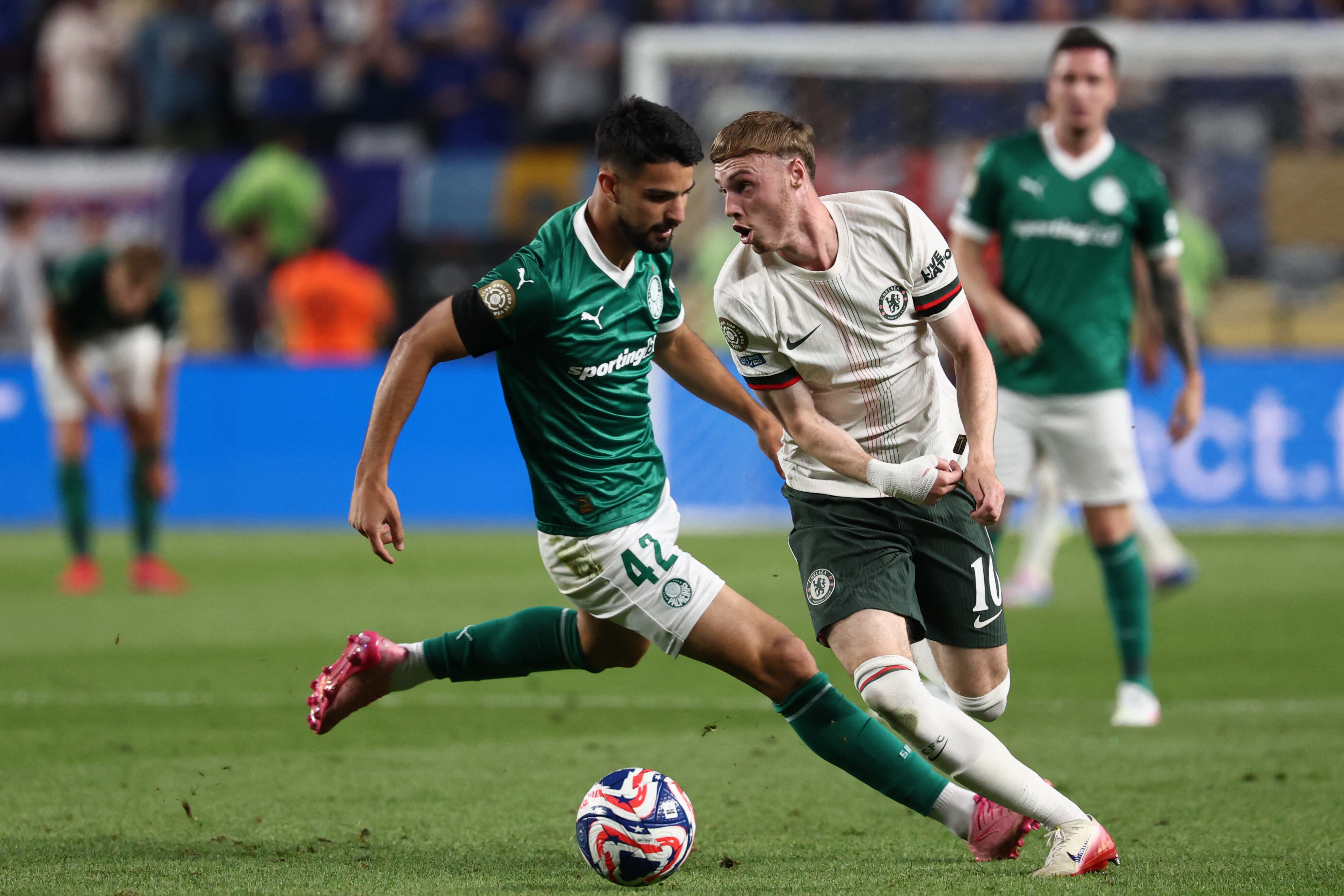 El delantero argentino del Palmeiras, José Manuel López, y el mediocampista inglés del Chelsea, Cole Palmer, luchan por el balón durante el partido de cuartos de final