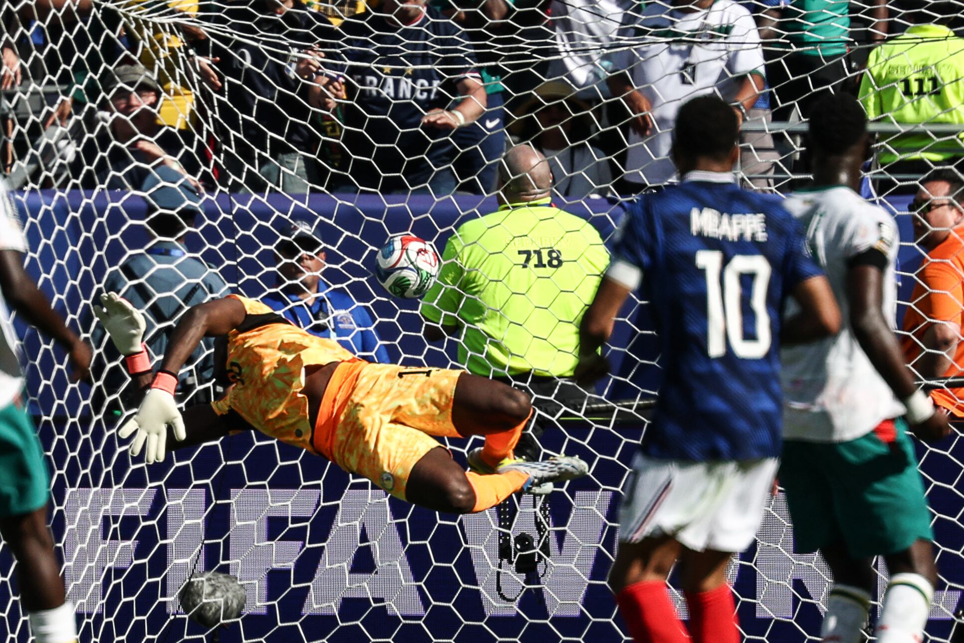 El arquero de Senegal Edouard Mendy no puede impedir este golazo de Kylian Mbappé en la victoria de Francia por el grupo I del Mundial.