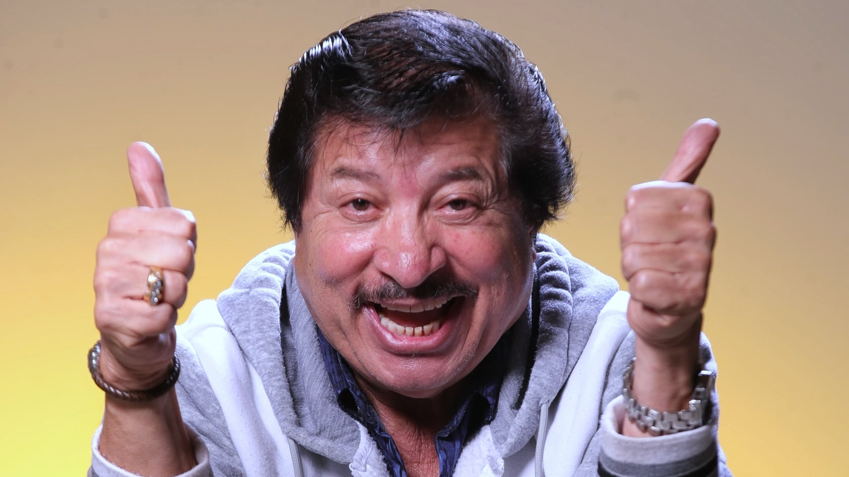 Porcionzón sorprende con nuevo disfraz de pollo en el estreno de "El Chinamo