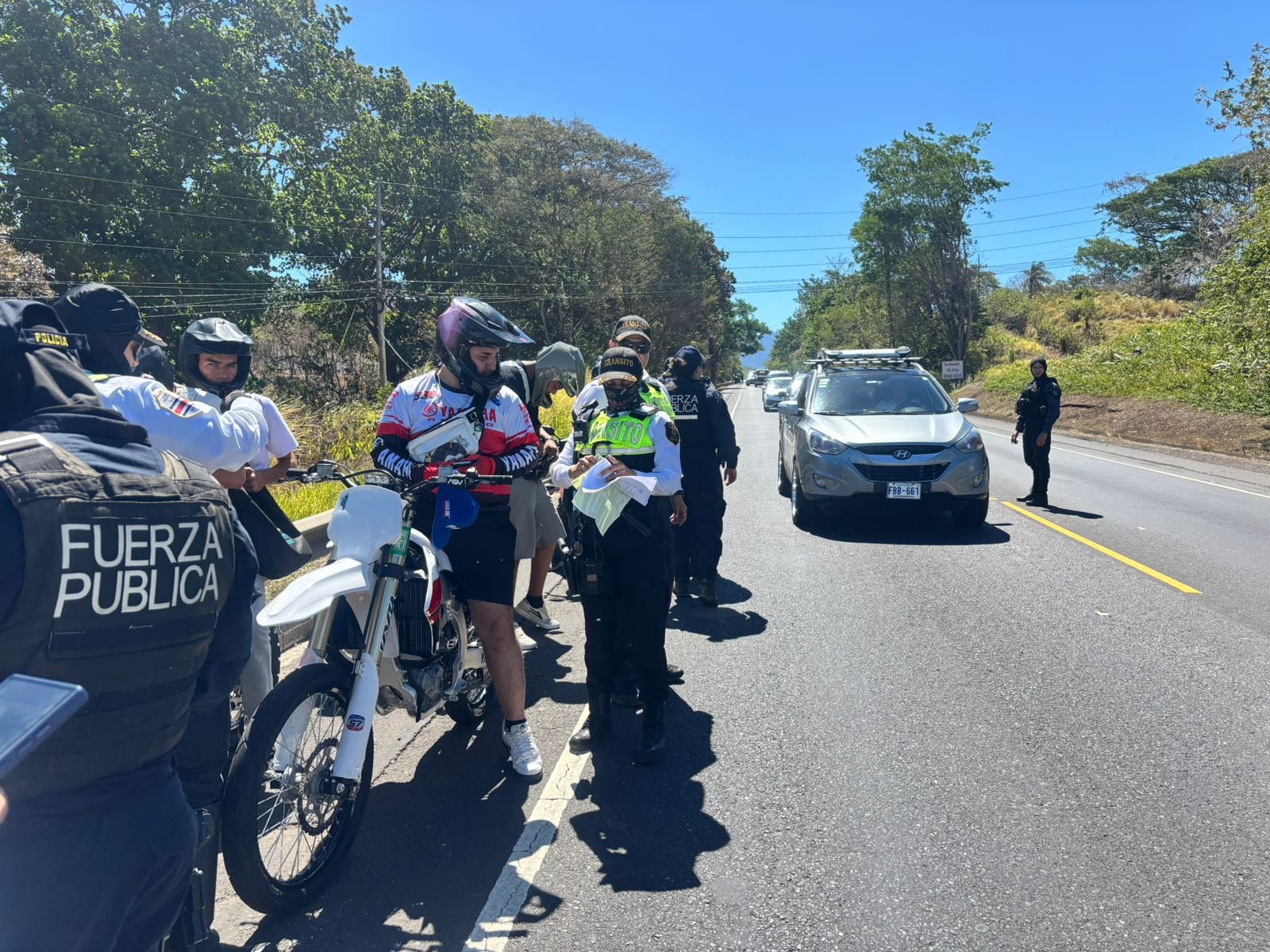 Algunos conductores intentaron evadir a las autoridades cuando vieron el retén en carretera.