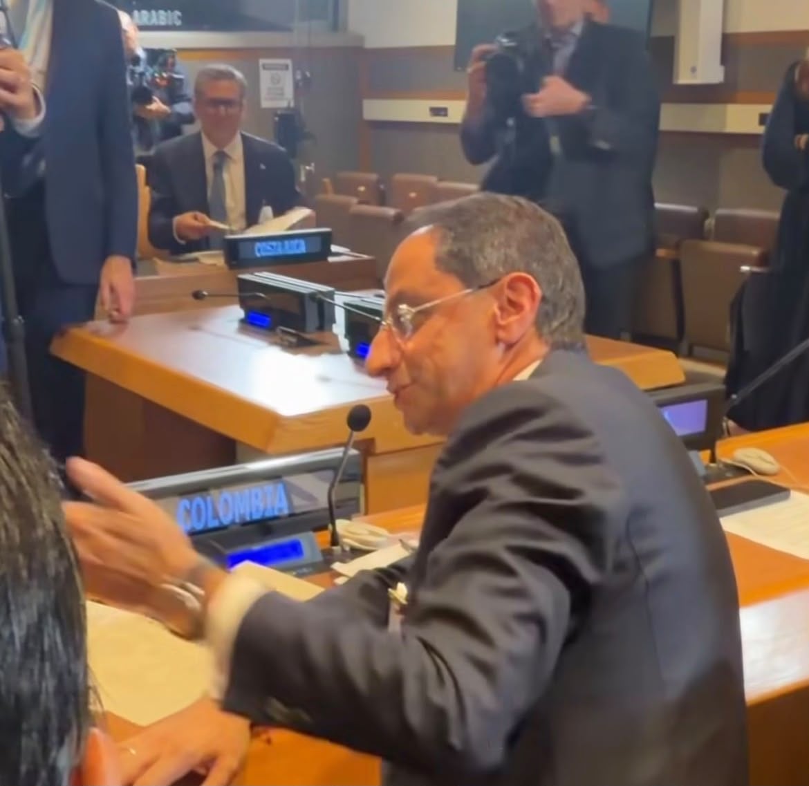 Manuel Tovar (al fondo) en la reunión del Escudo de las Américas, mientras José Manuel Restrepo, vicepresidente de Colombia, intercambiaba palabras con el presidente de EE.UU., Donald Trump.