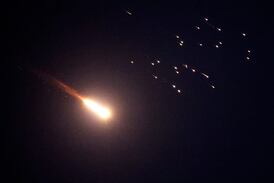 Irán arremete contra sus vecinos del Golfo pese a advertencia de Trump de intensificar sus ataques