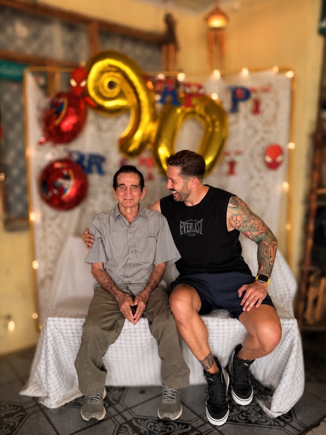 Omar Cascante junto a su abuelo Víctor, quien cumplió 90 años este 26 de agosto.