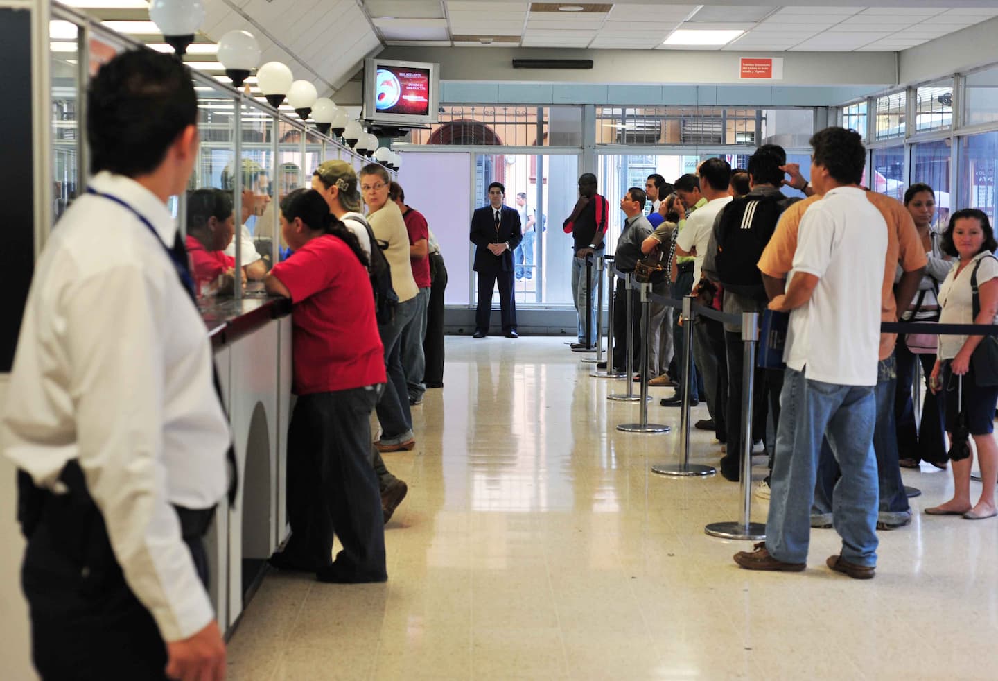 Los ahorrantes podrían enfrentar una mejora en los intereses que les pagan por los ahorros a raíz del nuevo ajuste que hizo el Banco Central. En la foto clientes del Banco Popular.