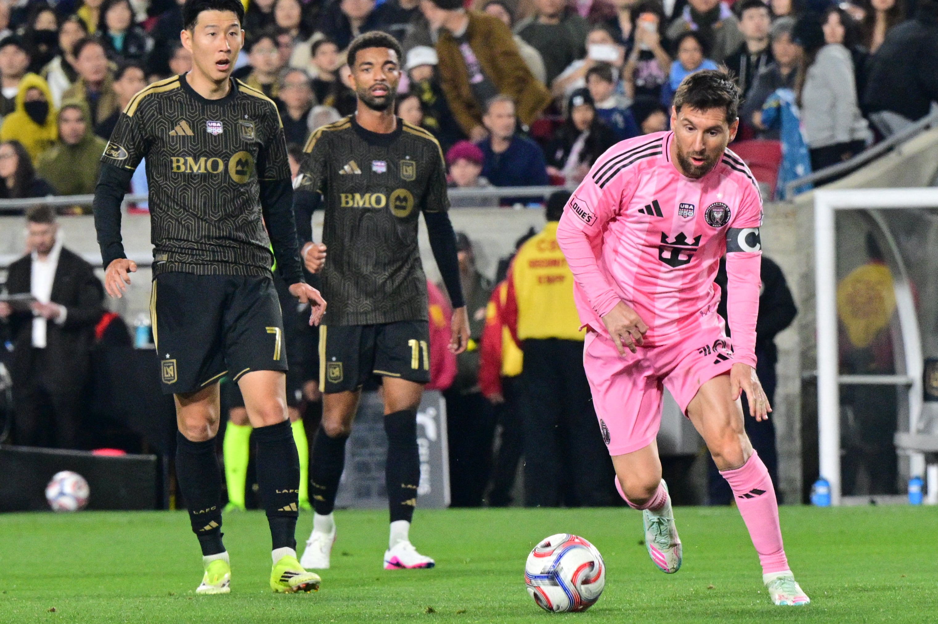 Lionel Messi controla el balón mientras Son Heung-min y Timothy Tillman observan la acción.