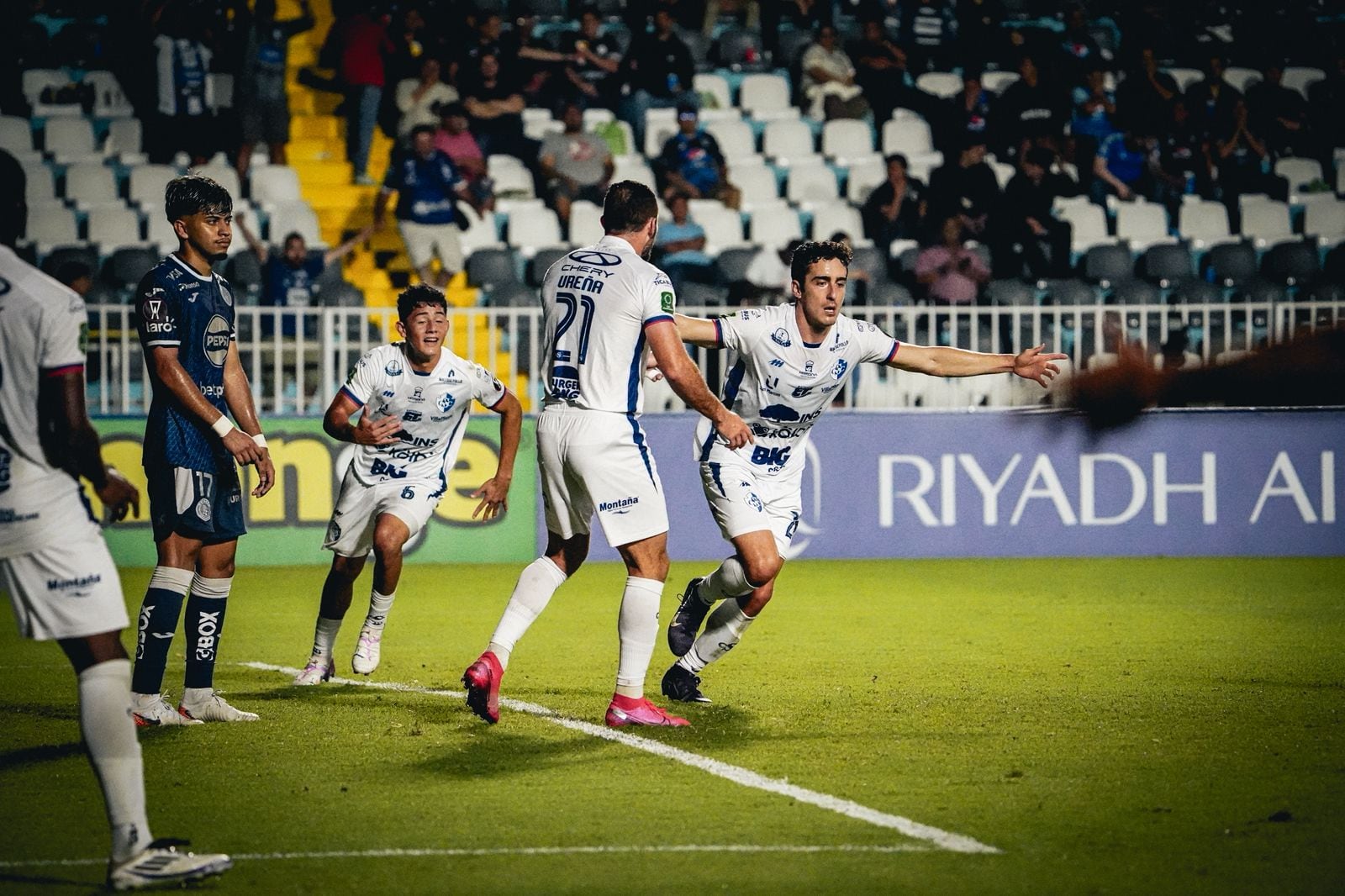 Cartaginés le volvió a ganar a Motagua y lo hizo con un marcador abultado. Bernald Alfaro consiguió uno de los goles brumosos.