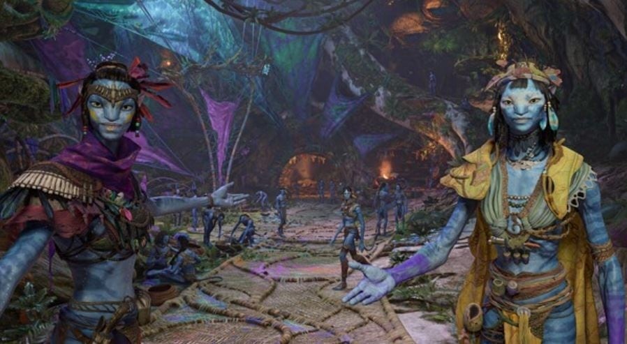 Dos personajes Na’vi del videojuego Avatar: Frontiers of Pandora, ambientados en un entorno selvático con estructuras iluminadas en colores vibrantes, representando una escena del juego.