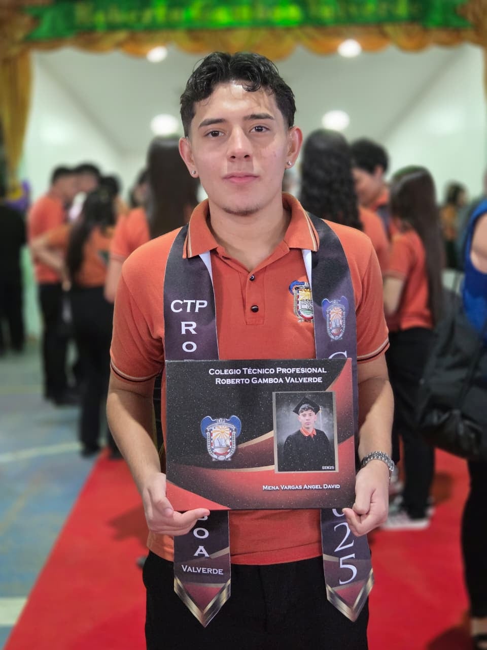 Ángel David Mena Vargas se graduó el 11 de diciembre. El momento se tornó más emotivo porque el joven estuvo a punto de no recibir su título y de perderse el acto por un error del colegio.