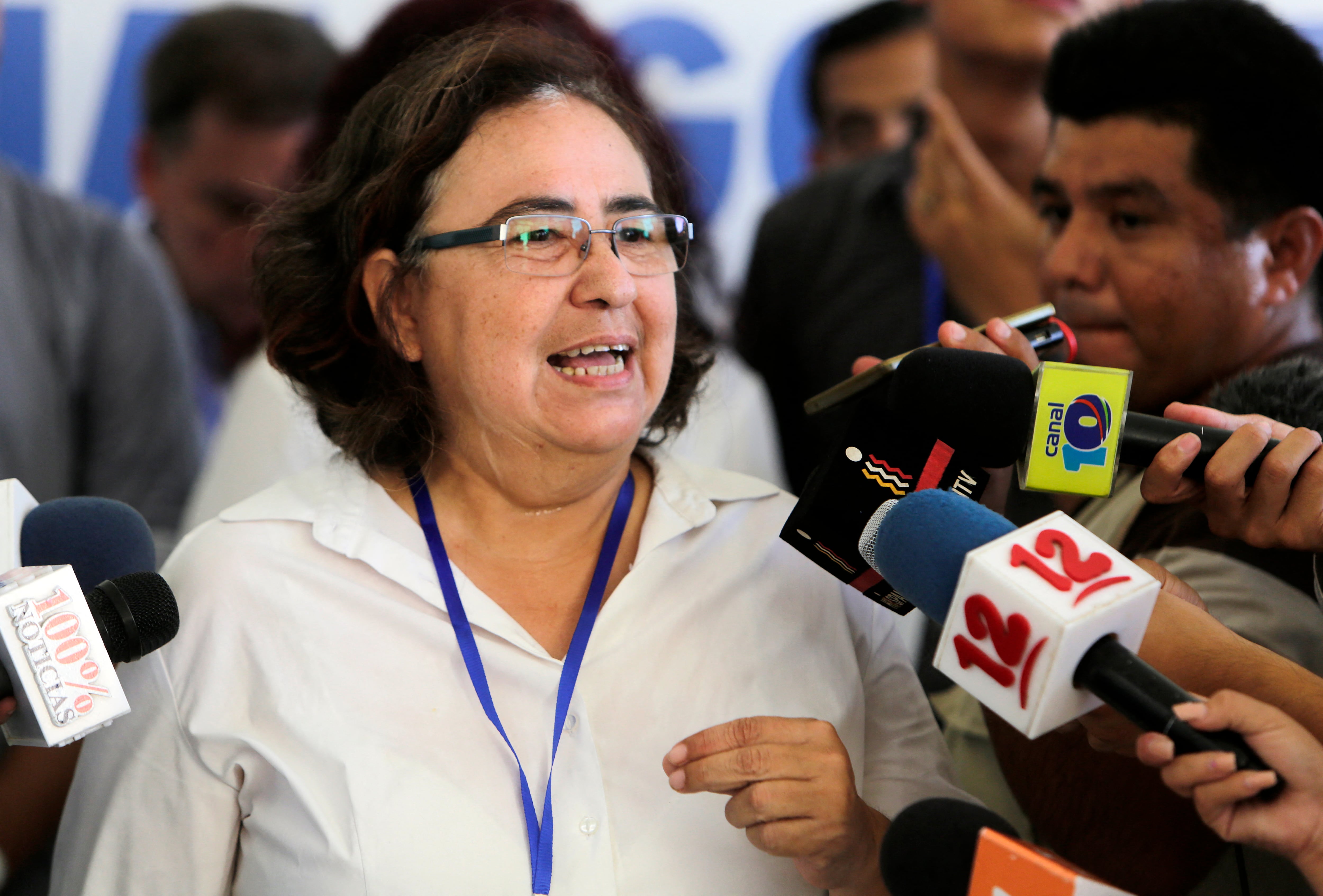 La integrante del Movimiento Autónomo de Mujeres y Alianza de la Sociedad Civil de Nicaragua, Azahalea Solís, habla con la prensa tras la reanudación de las conversaciones con representantes del gobierno del presidente nicaragüense Daniel Ortega, en Managua, el 25 de junio de 2018. El gobierno nicaragüense y la oposición, que exige la renuncia de Ortega, reanudaron el lunes las conversaciones destinadas a poner fin a dos meses de disturbios que han dejado más de 200 muertos.