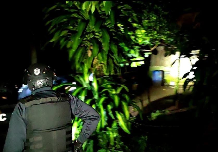 Detalle del ingreso de agentes judiciales a una vivienda donde se realizaron las capturas este jueves en Batán en el cantón de Matina. Fotografía: