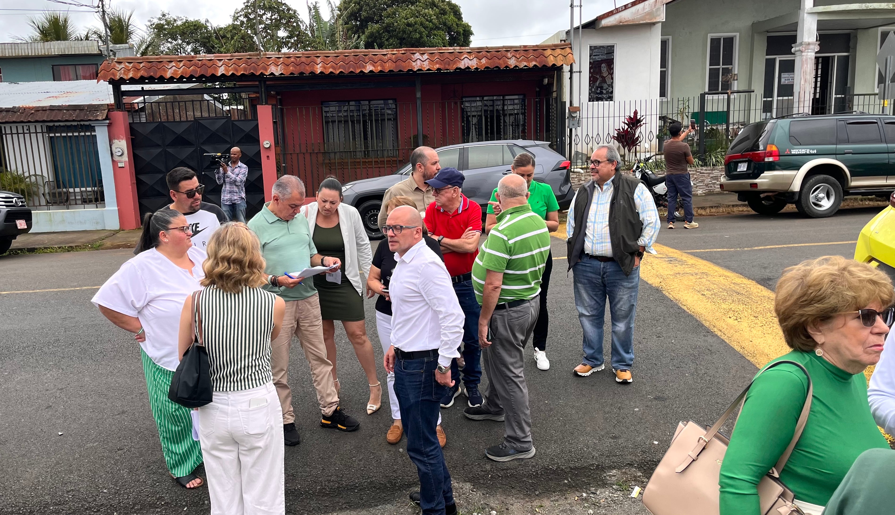 A media mañana, partidarios del PLN frente a salón comunal Los Jardines, en San Ramón, veían en sus conteos en la calle que faltaban muchos delegados pasadas las 10:30 a.m. Fotografía: