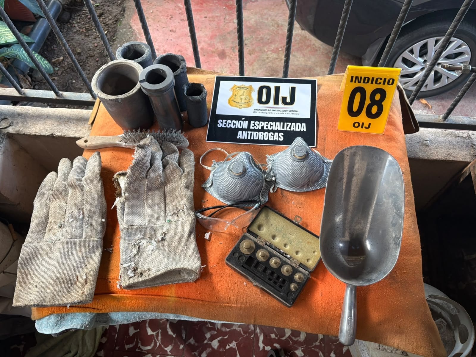 Materiales y herramientas para fundir oro en el caso Éxodo.
